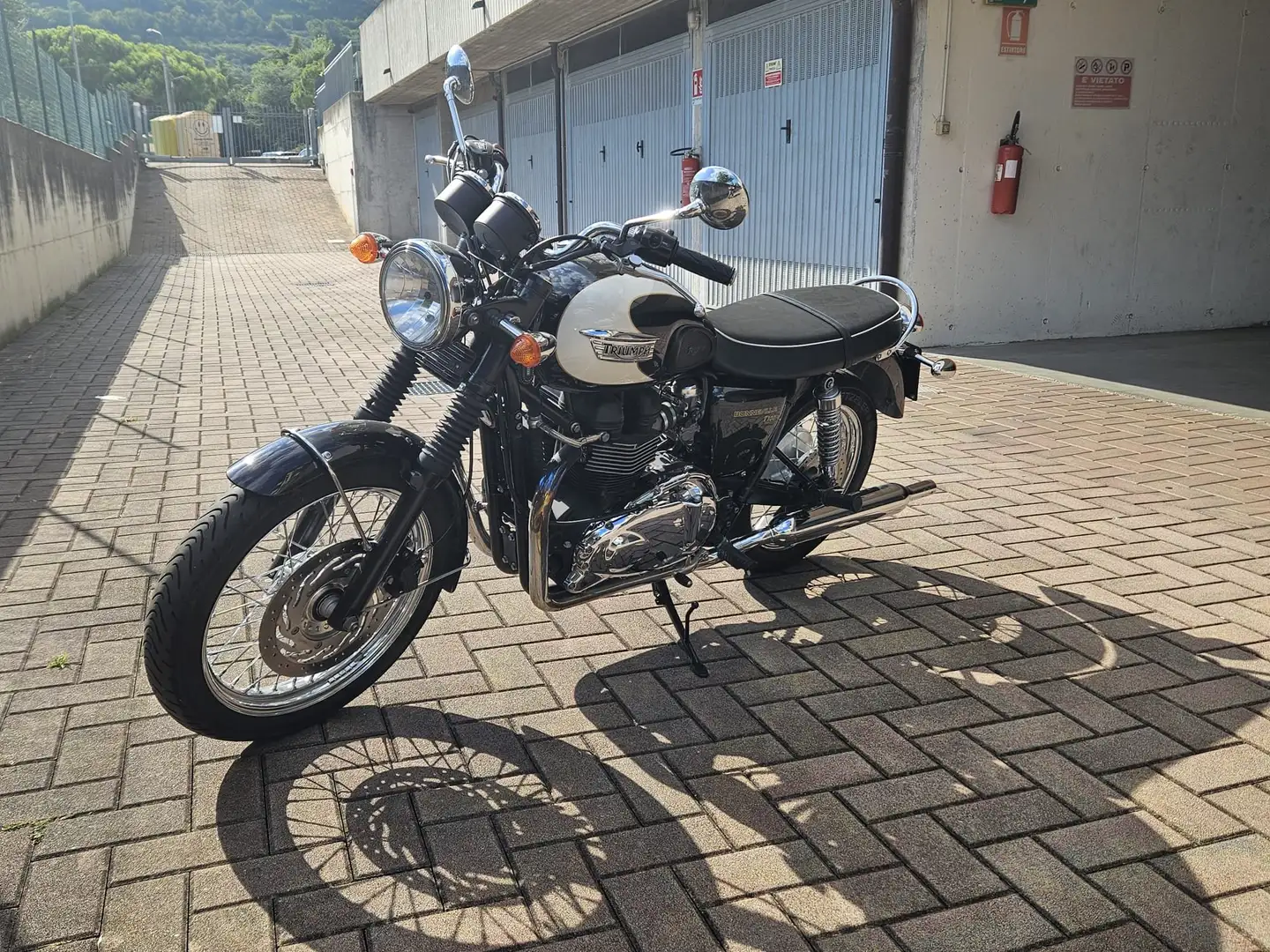 Triumph Bonneville T100 MOTORCYCLES LIMITED 986MF Nero - 1