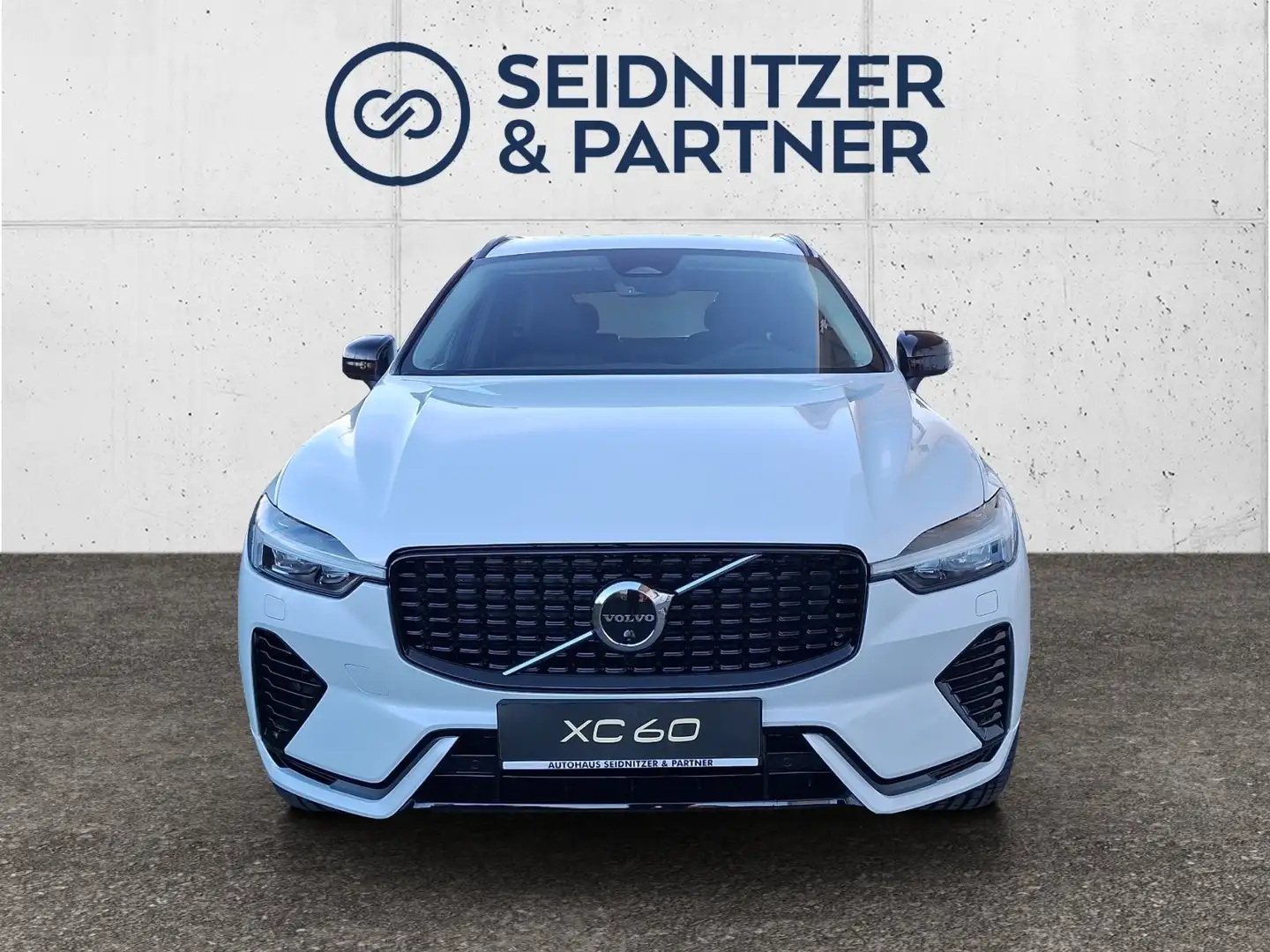 Volvo XC60 T6 AWD Plus Dark Plug-In Hybrid Bianco - 2