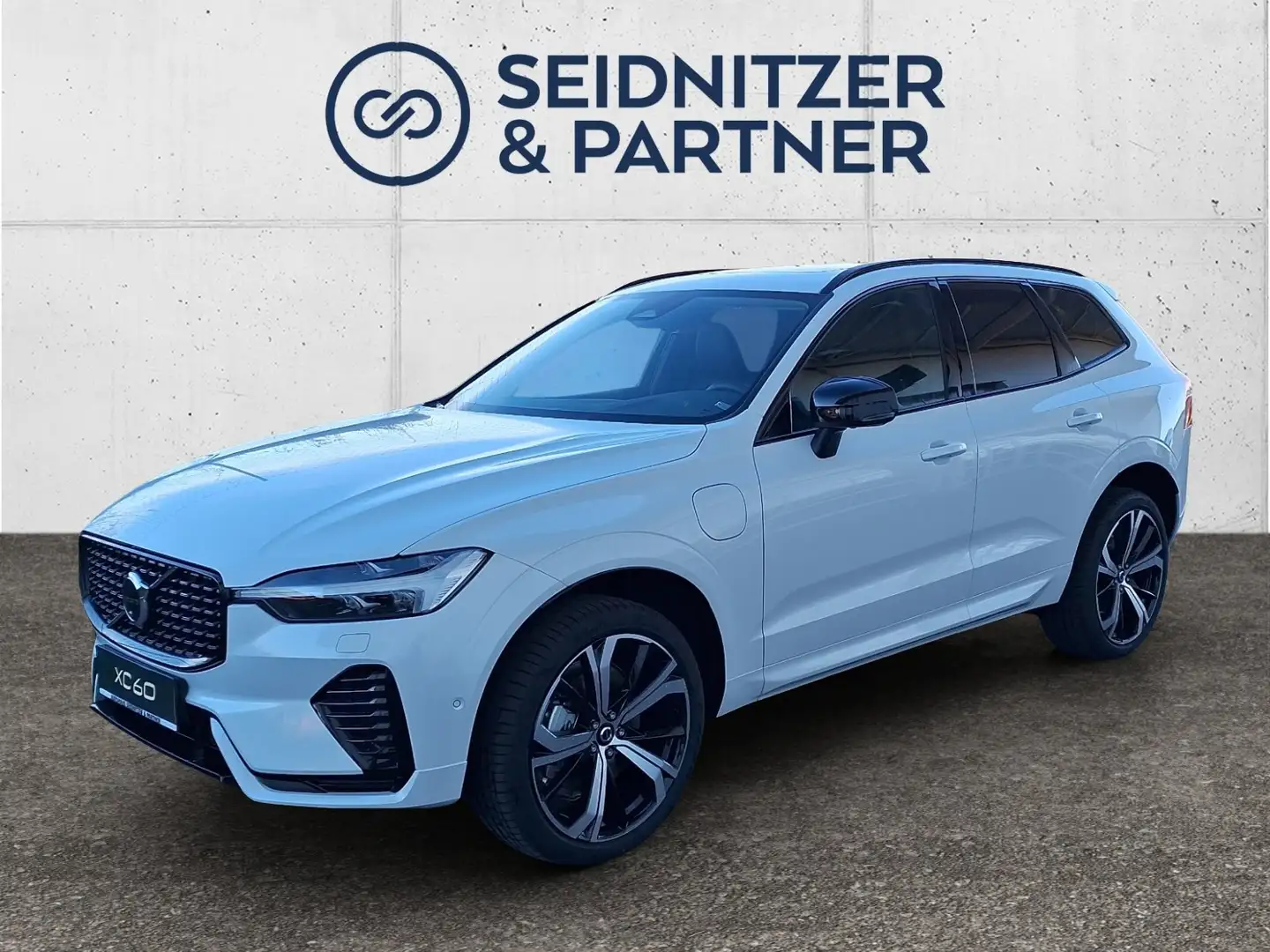 Volvo XC60 T6 AWD Plus Dark Plug-In Hybrid Bianco - 1