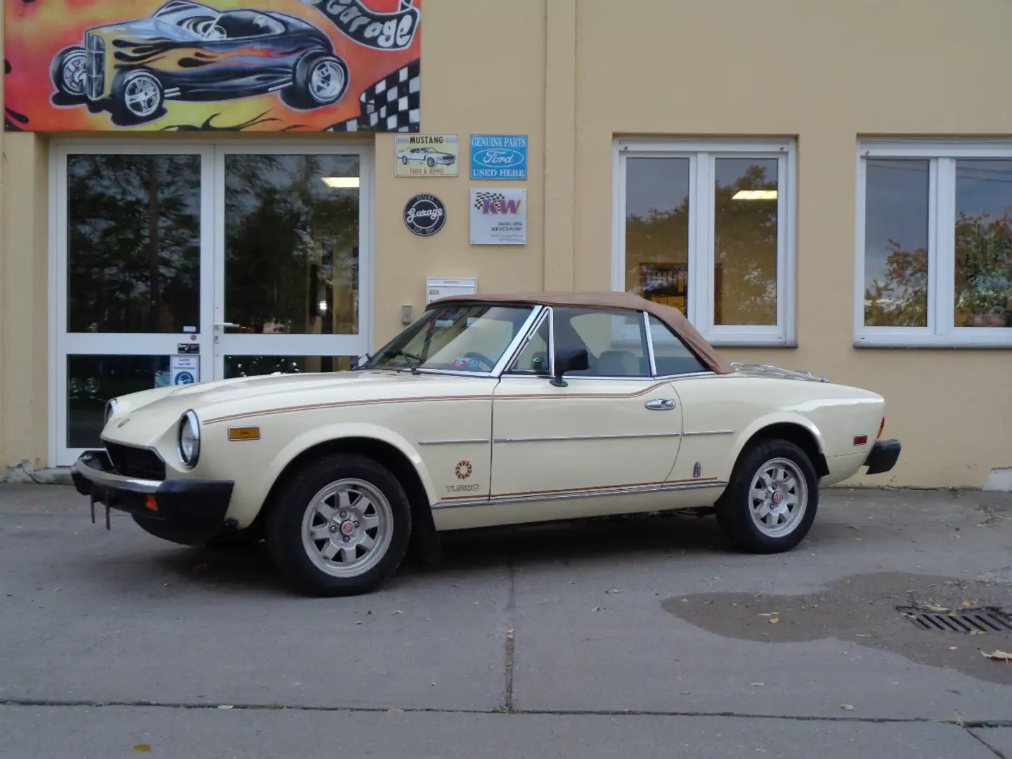 Fiat 124 Spider 2000 Turbo Limited Edition Beige - 1