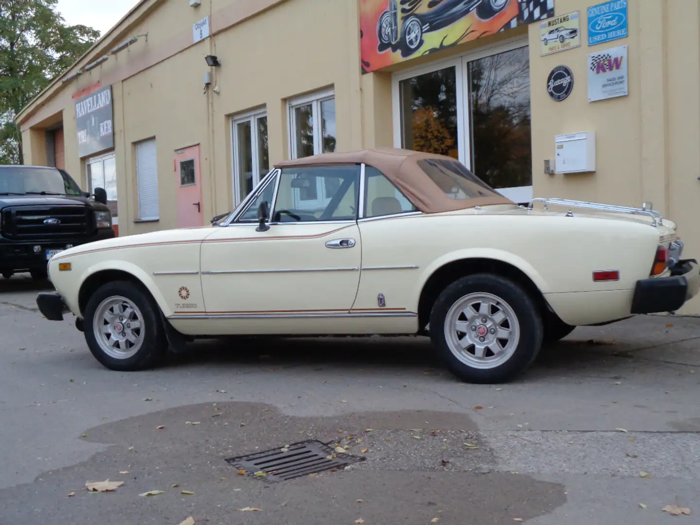 Fiat 124 Spider 2000 Turbo Limited Edition Beige - 2