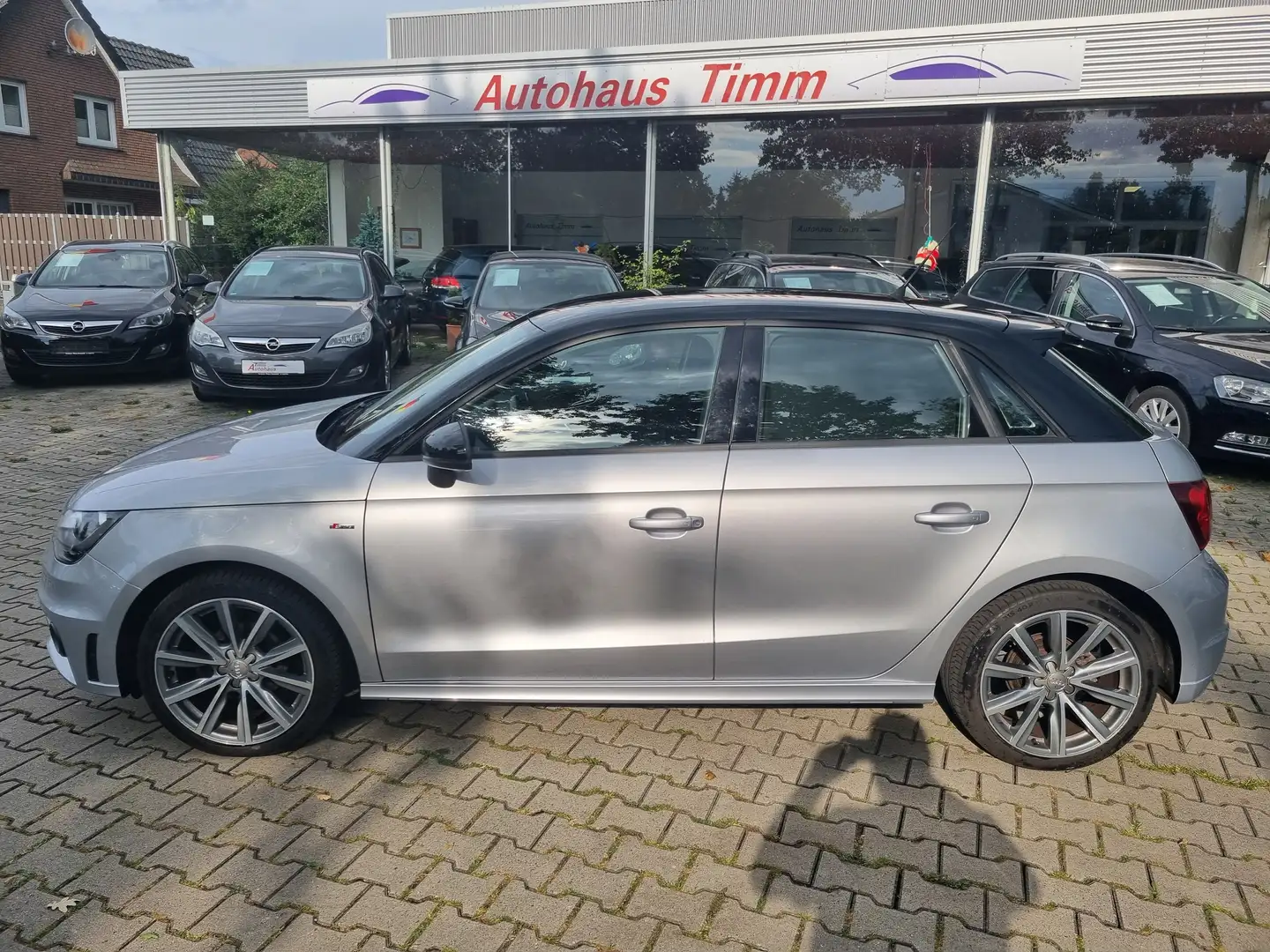 Audi A1 attraction S-Line Grau - 2