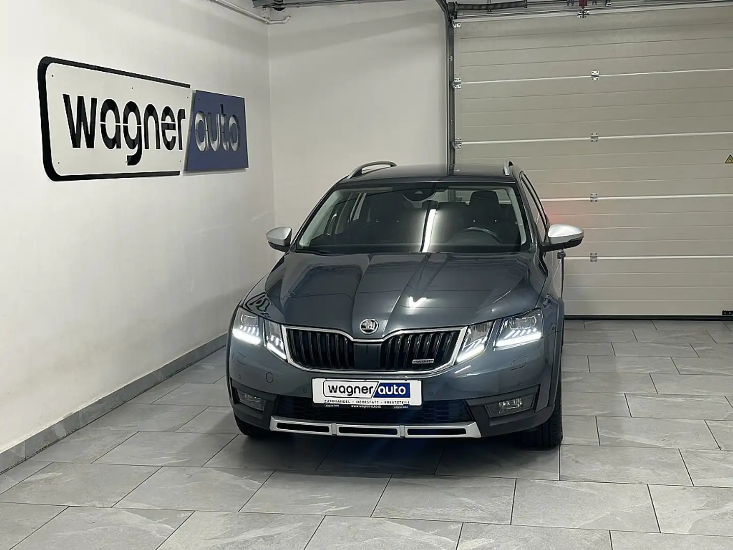 Skoda Octavia Scout 2,0 TDI 4x4 DSG LED/ACC/Navi/LaneAssist/K... Grau - 1