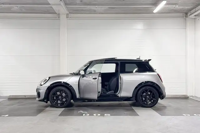 Mini Hatch view 3