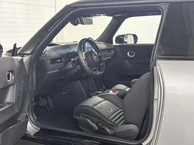 Mini Hatch view 8