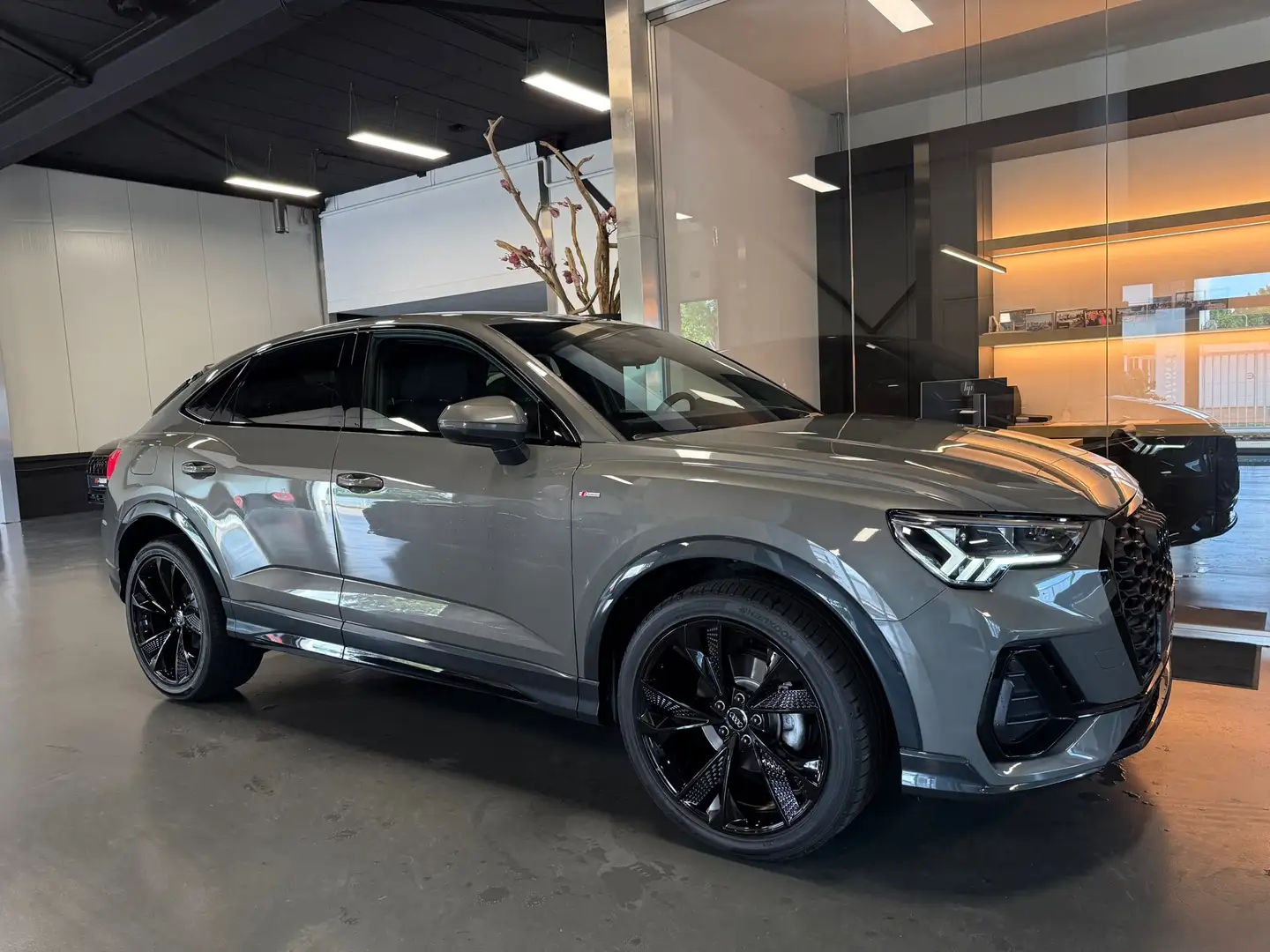 Audi Q3 Sportback 35 TFSI S line 20Inch 1e Eig. ChronosGre Grijs - 2