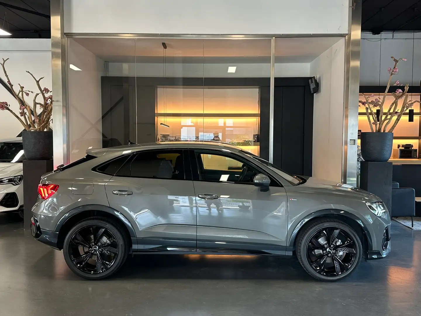Audi Q3 Sportback 35 TFSI S line 20Inch 1e Eig. ChronosGre Gri - 2
