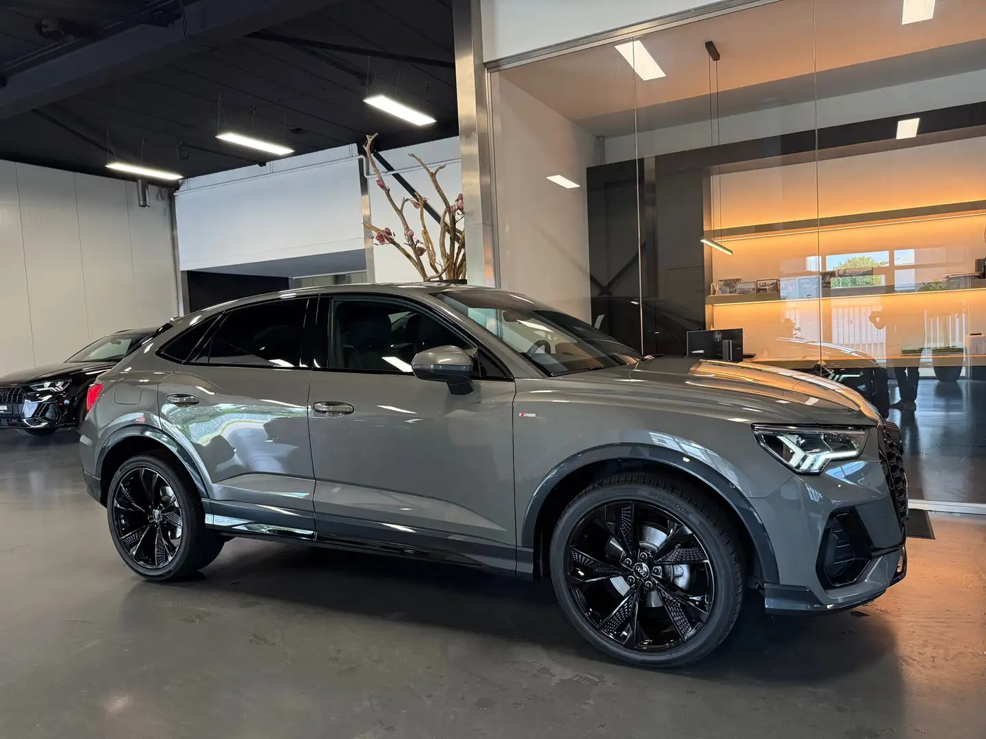 Audi Q3 Sportback 35 TFSI S line 20Inch 1e Eig. ChronosGre Grijs - 1