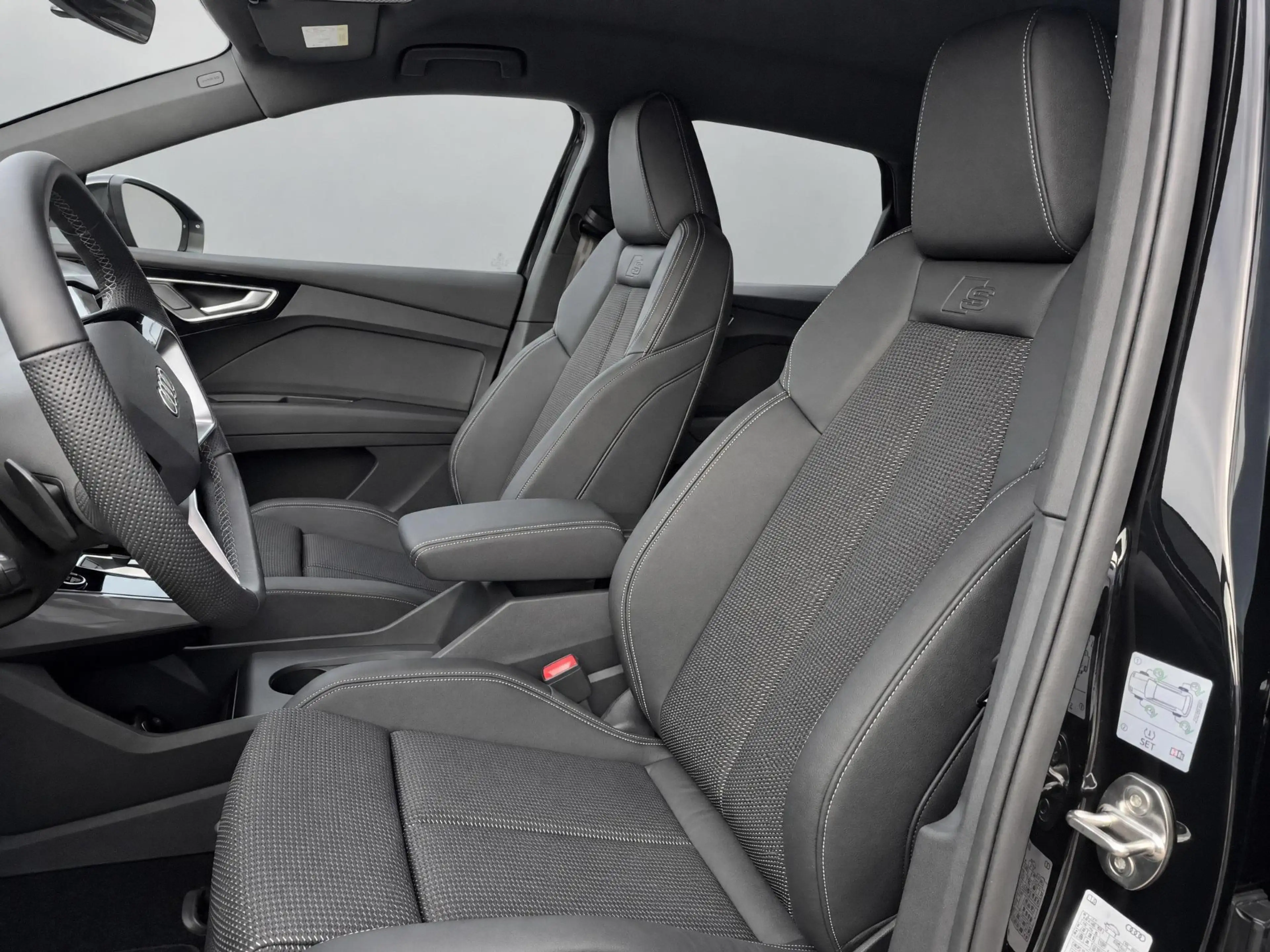 Audi Q4 e-tron 45 quattro 286pk S Edition 82 kWh · Trekhaak · 21' — photo 12