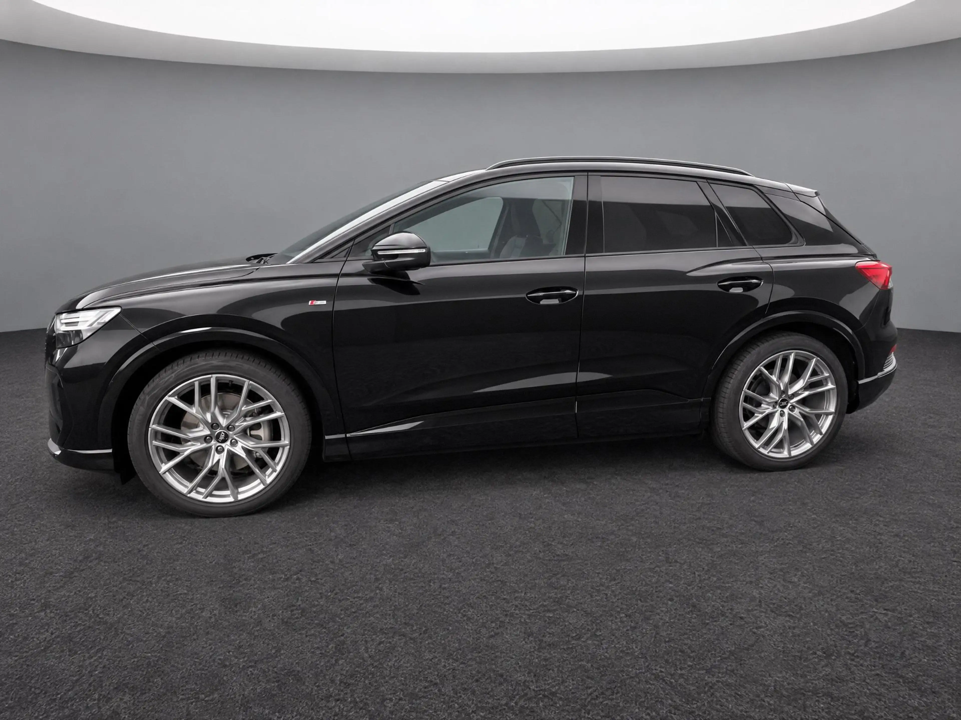 Audi Q4 e-tron 45 quattro 286pk S Edition 82 kWh · Trekhaak · 21' — photo 4