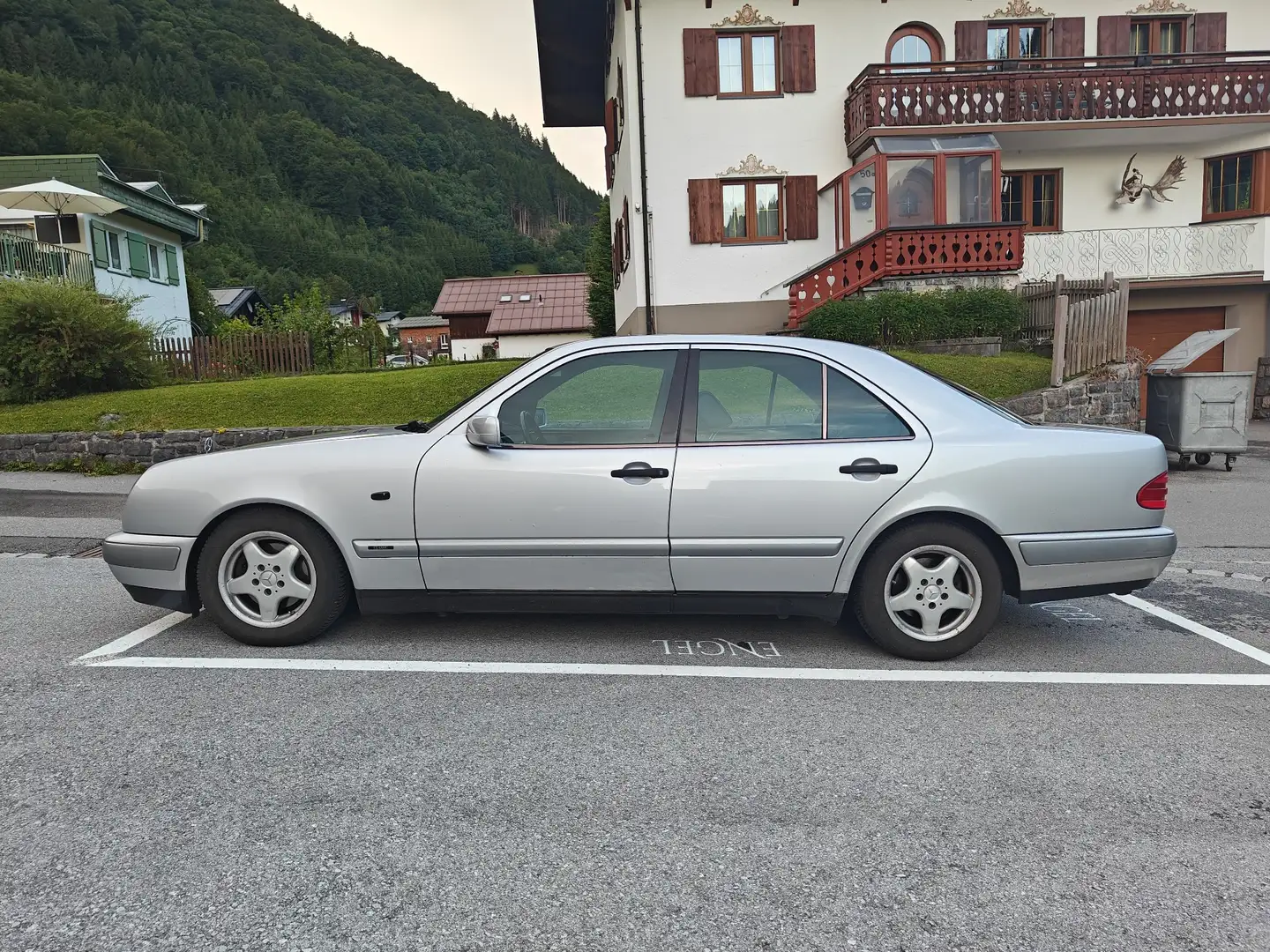 Mercedes-Benz E 220 Classic Ds. Aut. - 2