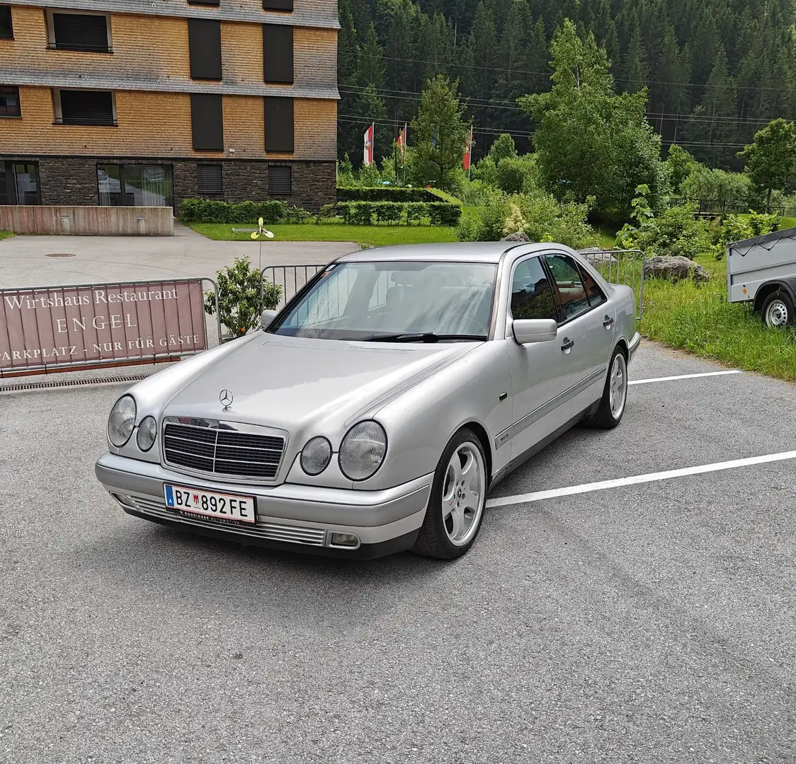 Mercedes-Benz E 220 Classic Ds. Aut. - 1