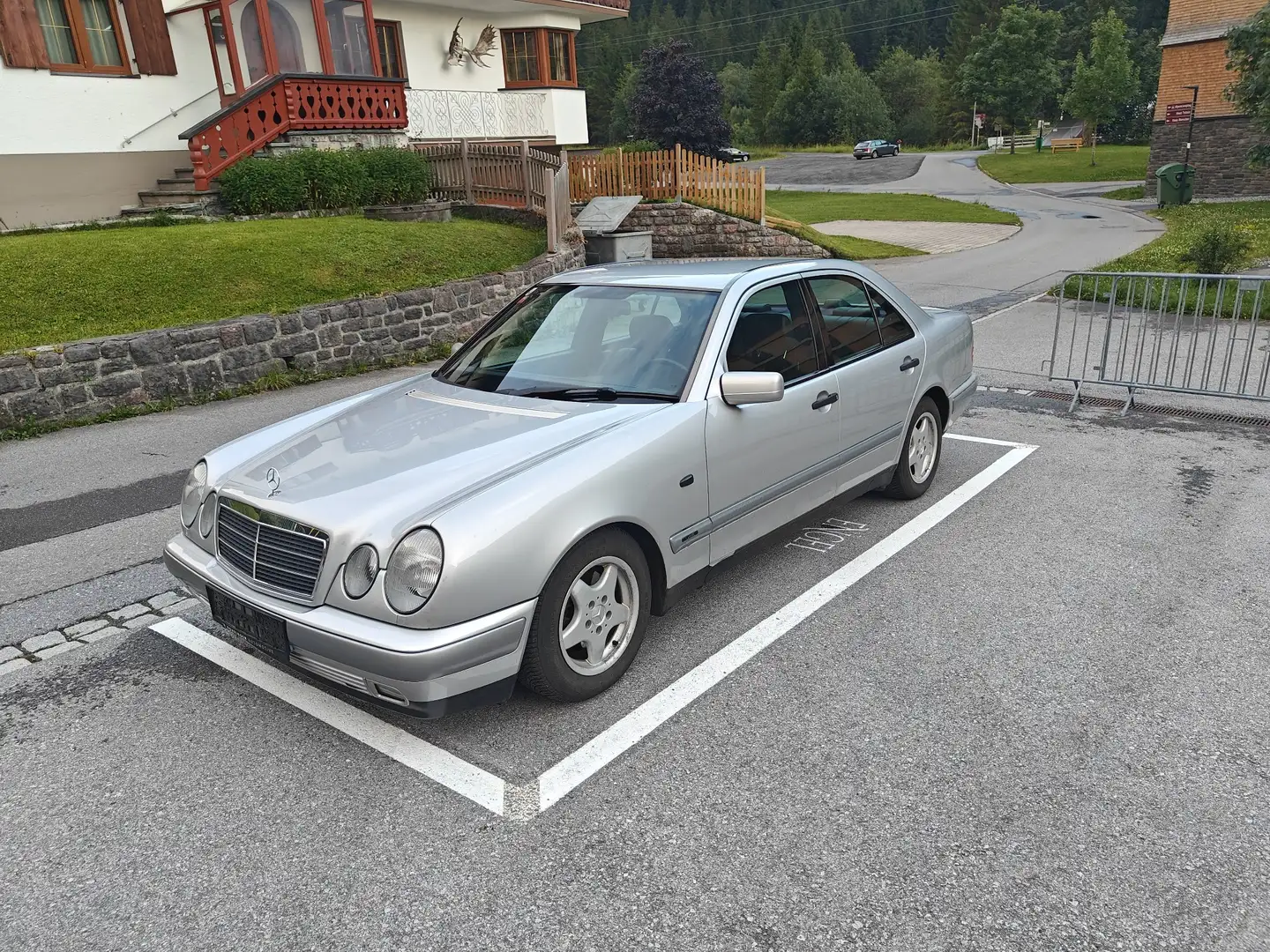 Mercedes-Benz E 220 Classic Ds. Aut. - 1