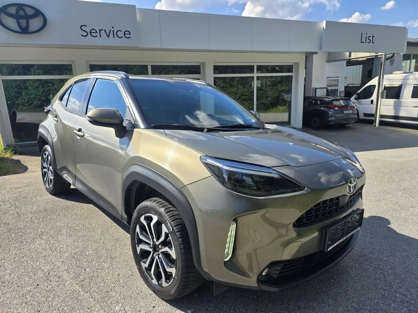 Toyota Yaris Cross 1,5 VVT-i Hybrid Active Drive Aut. Grün - 1