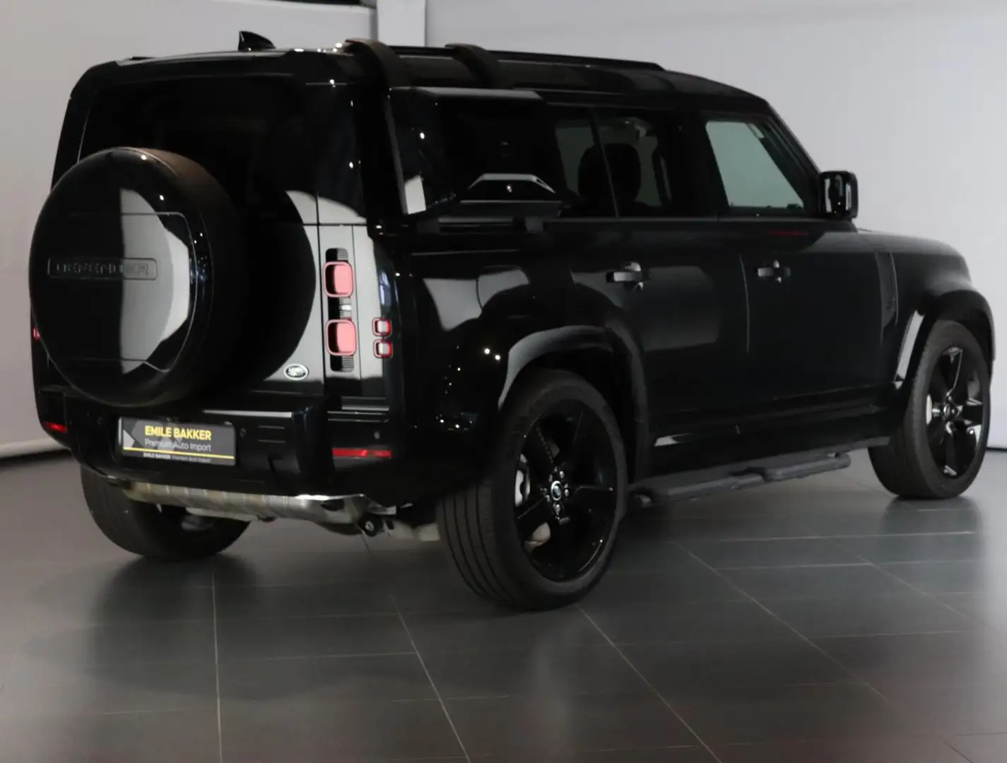 Land Rover Defender 110 2.0 P400e 110 19.000km! Zwart - 2
