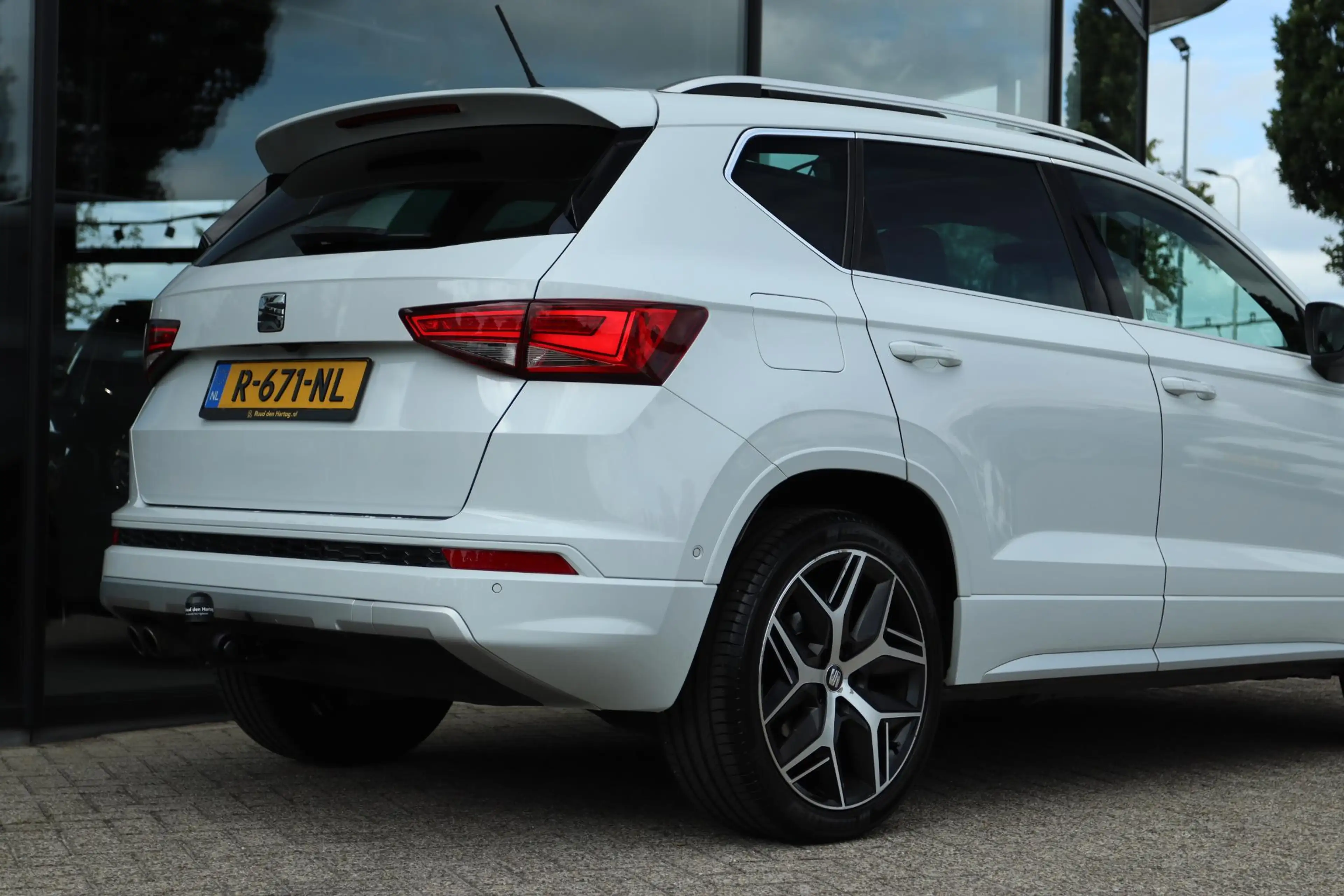 SEAT Ateca 2.0 ECOTSI FR 4DRIVE AUT. | PANO | CARPLAY | 360 C — photo 14