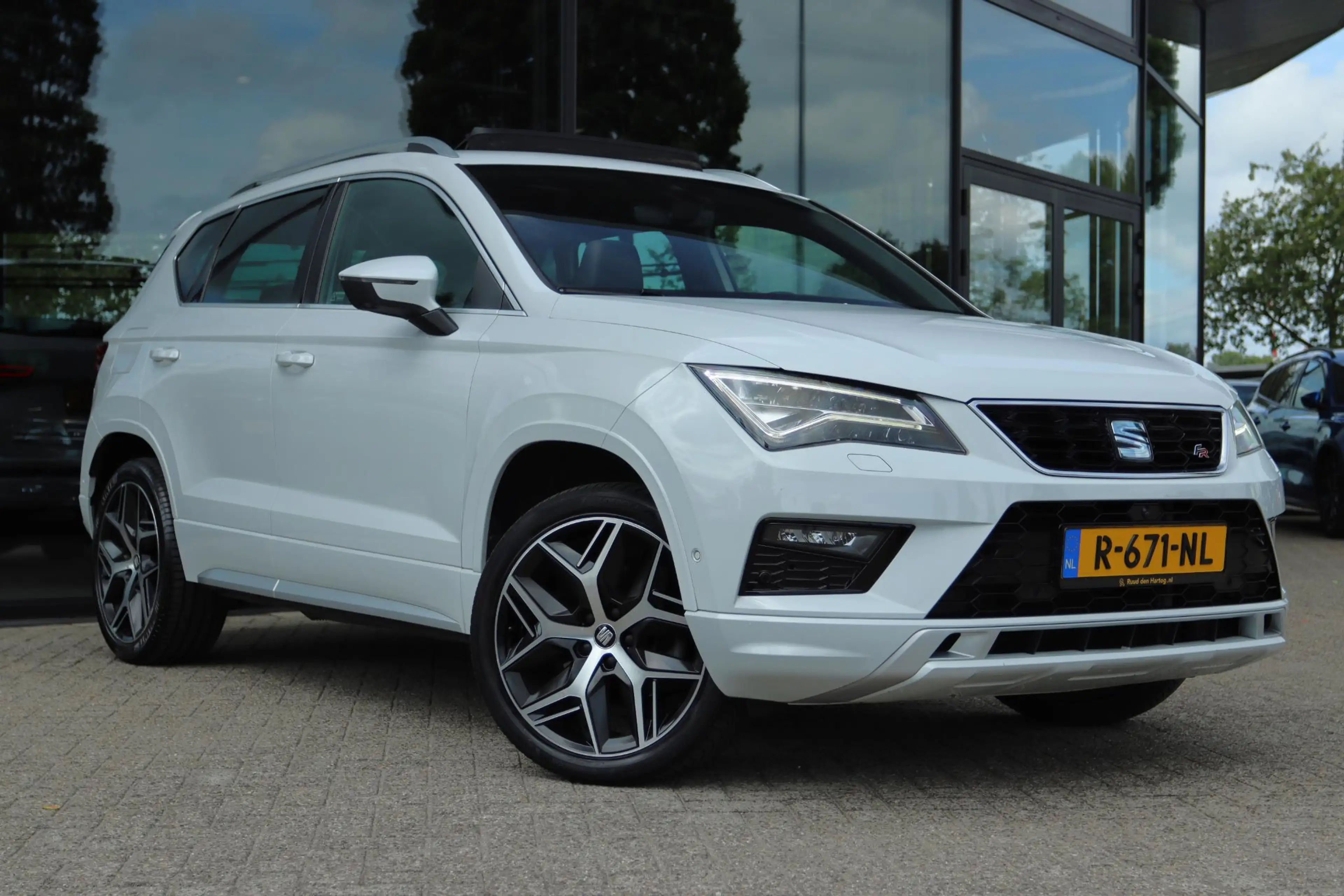 SEAT Ateca 2.0 ECOTSI FR 4DRIVE AUT. | PANO | CARPLAY | 360 C — photo 9