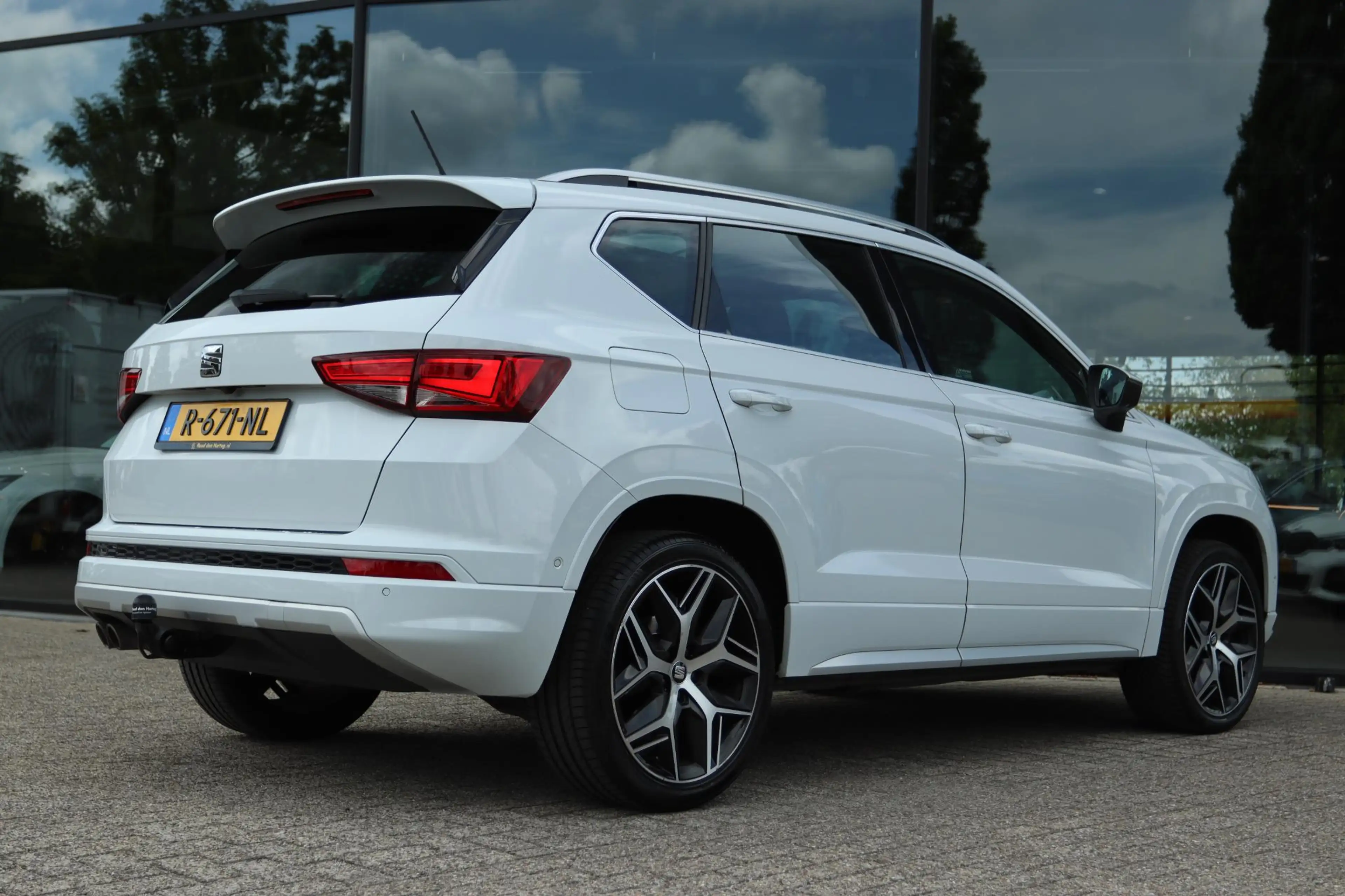 SEAT Ateca 2.0 ECOTSI FR 4DRIVE AUT. | PANO | CARPLAY | 360 C — photo 2