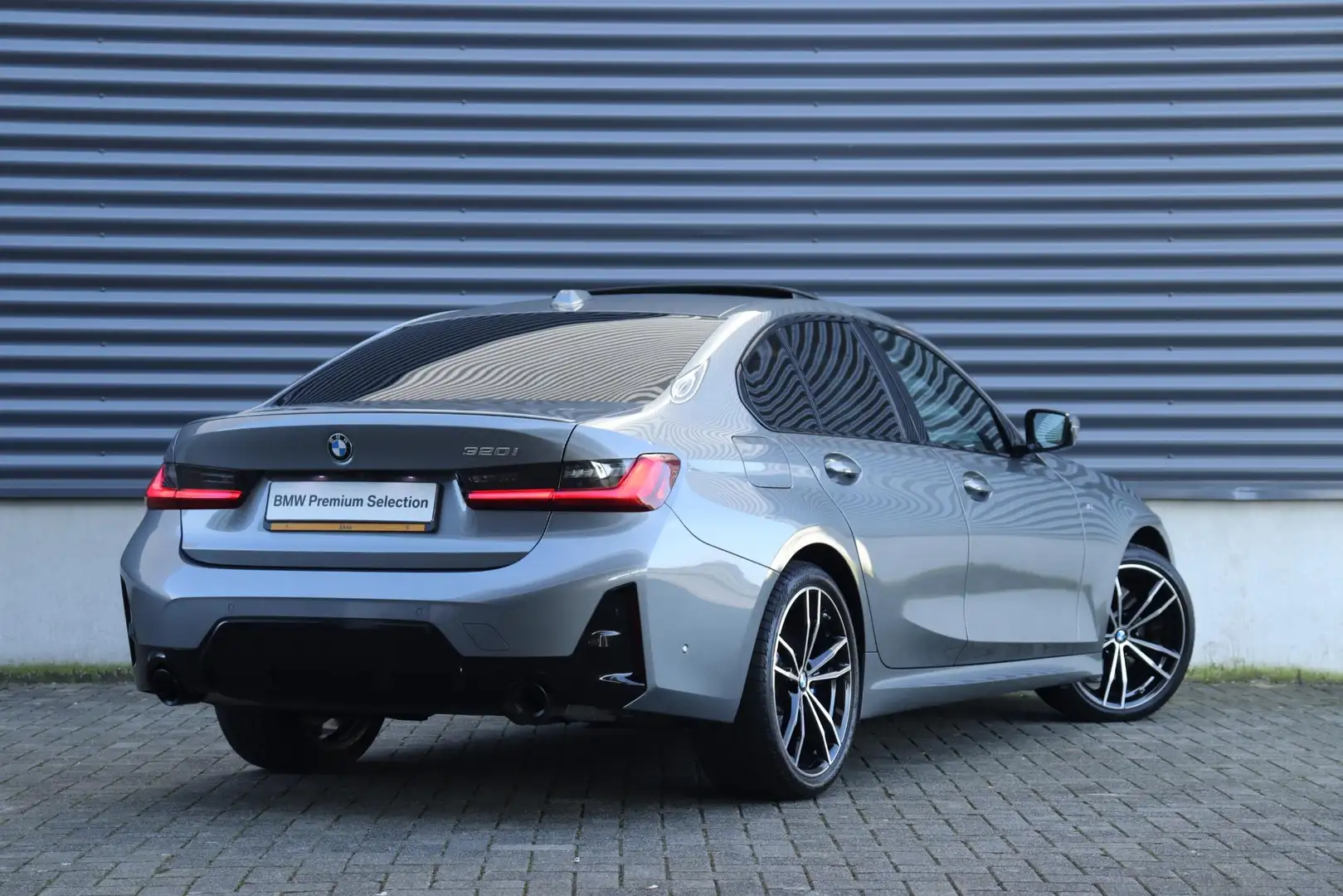 BMW 320 3-serie Sedan 320i | M Sportpakket Pro | Panodak | Grijs - 2