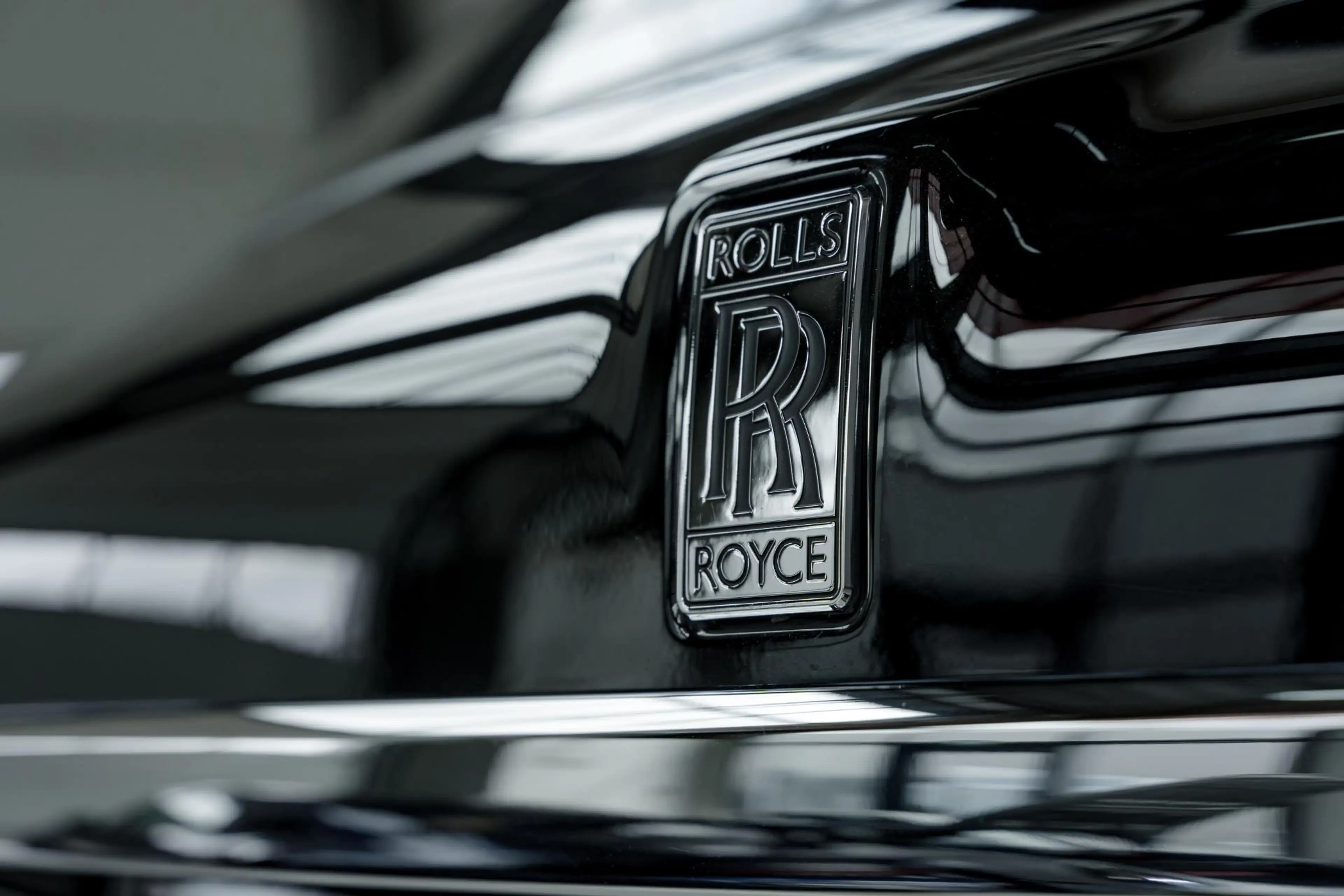 Rolls-Royce Cullinan | Bespoke | 4 Seats | Glass Partition | Theatre | — photo 11