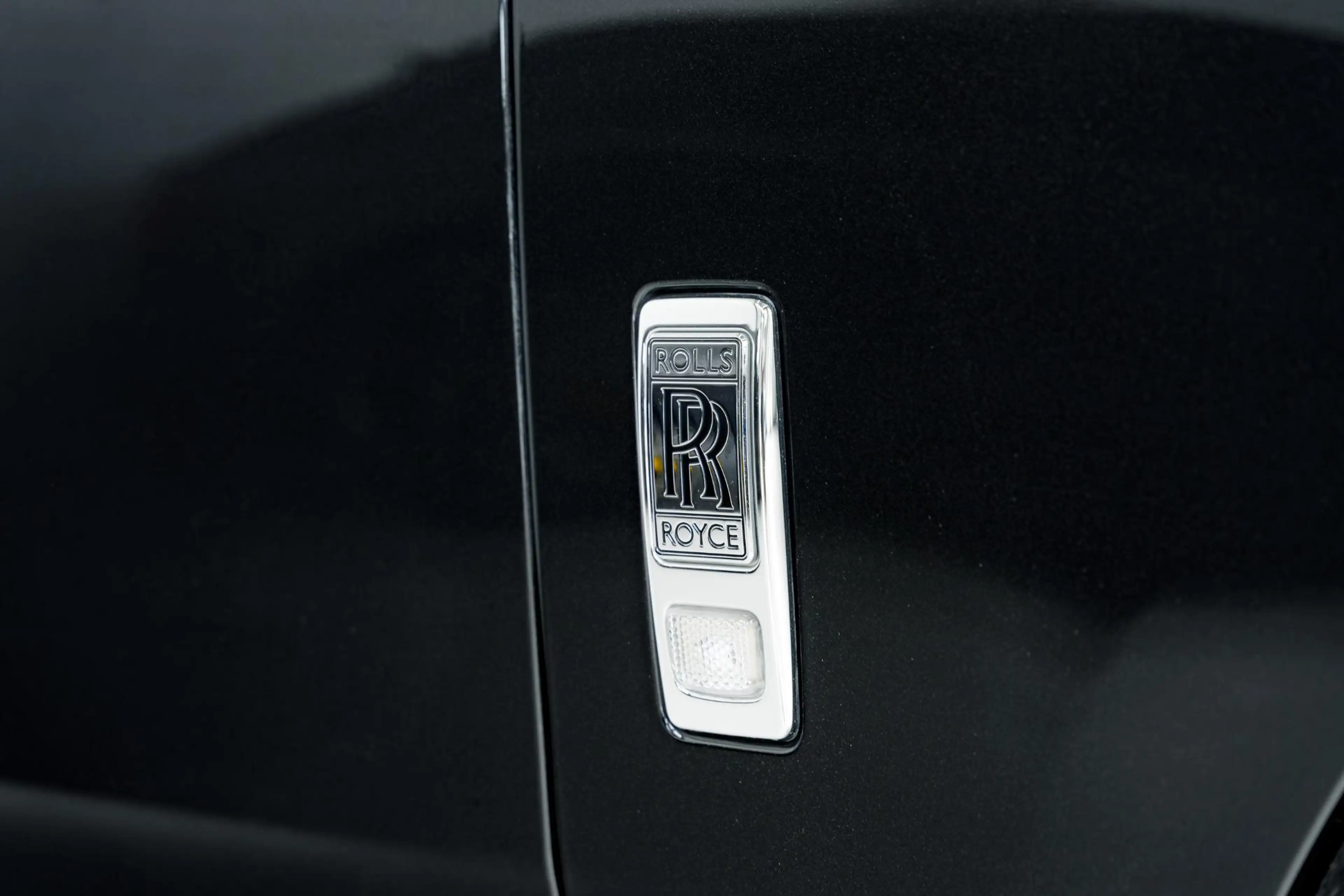 Rolls-Royce Cullinan | Bespoke | 4 Seats | Glass Partition | Theatre | — photo 17