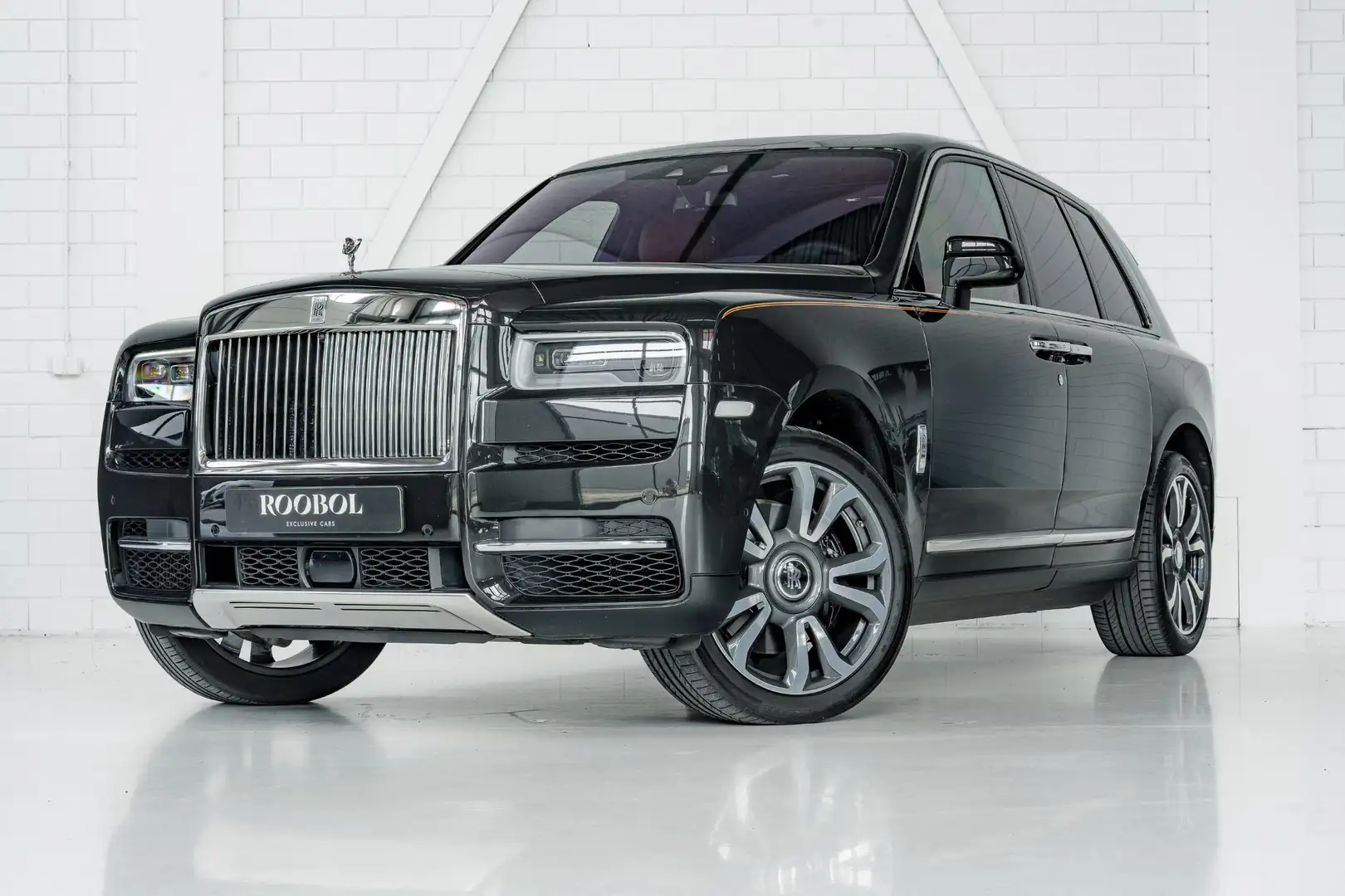 Rolls-Royce Cullinan | Bespoke | 4 Seats | Glass Partition | Theatre | Schwarz - 1