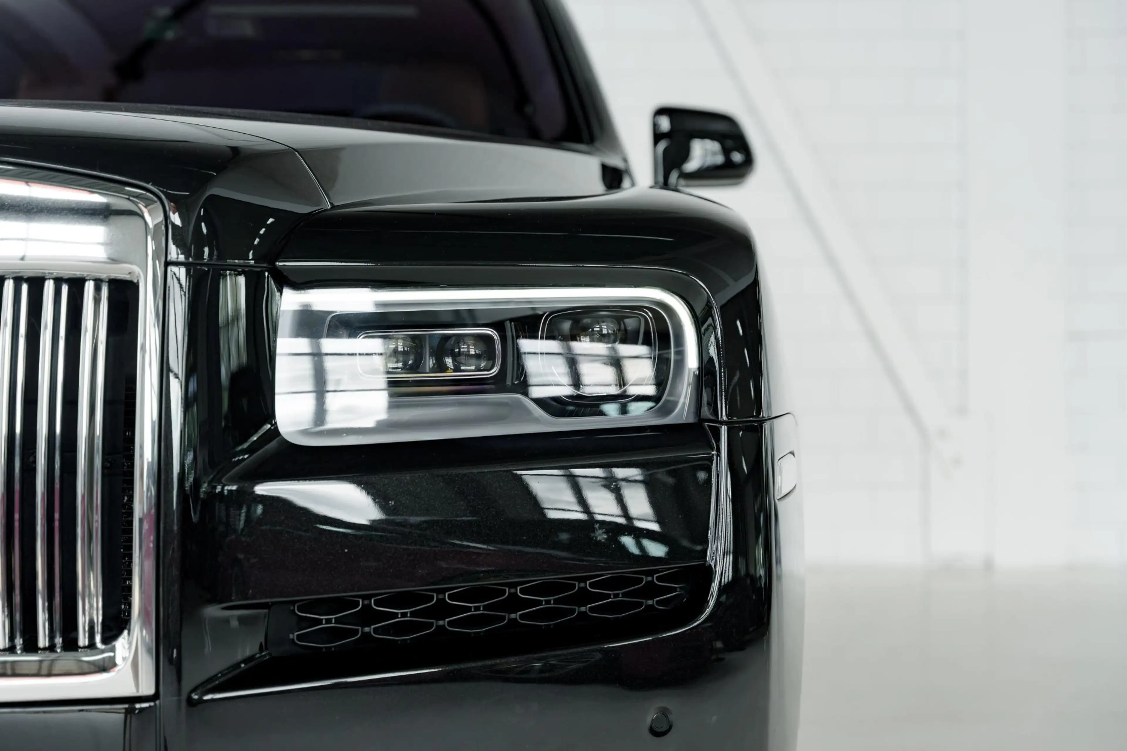 Rolls-Royce Cullinan | Bespoke | 4 Seats | Glass Partition | Theatre | — photo 22