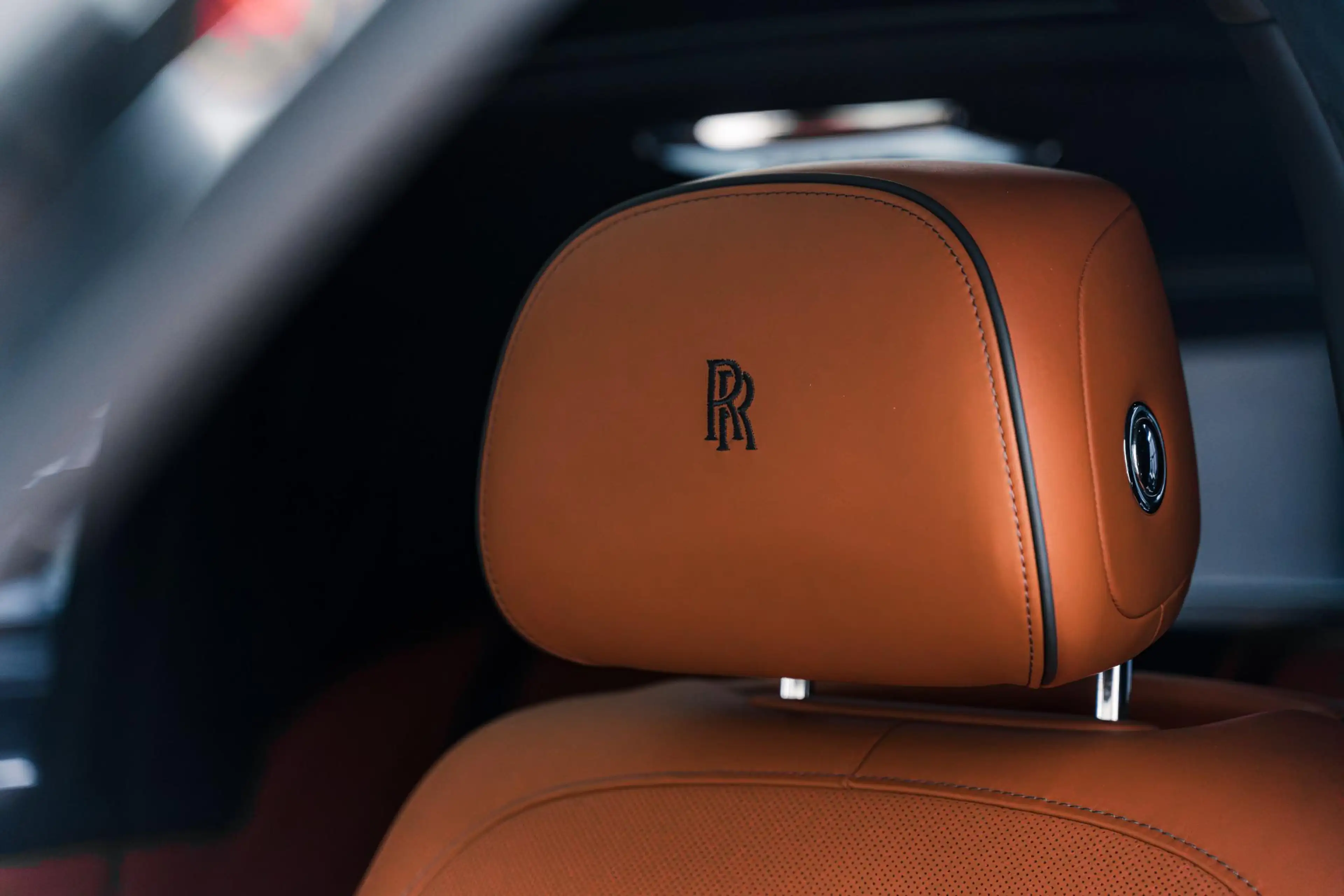 Rolls-Royce Cullinan | Bespoke | 4 Seats | Glass Partition | Theatre | — photo 32