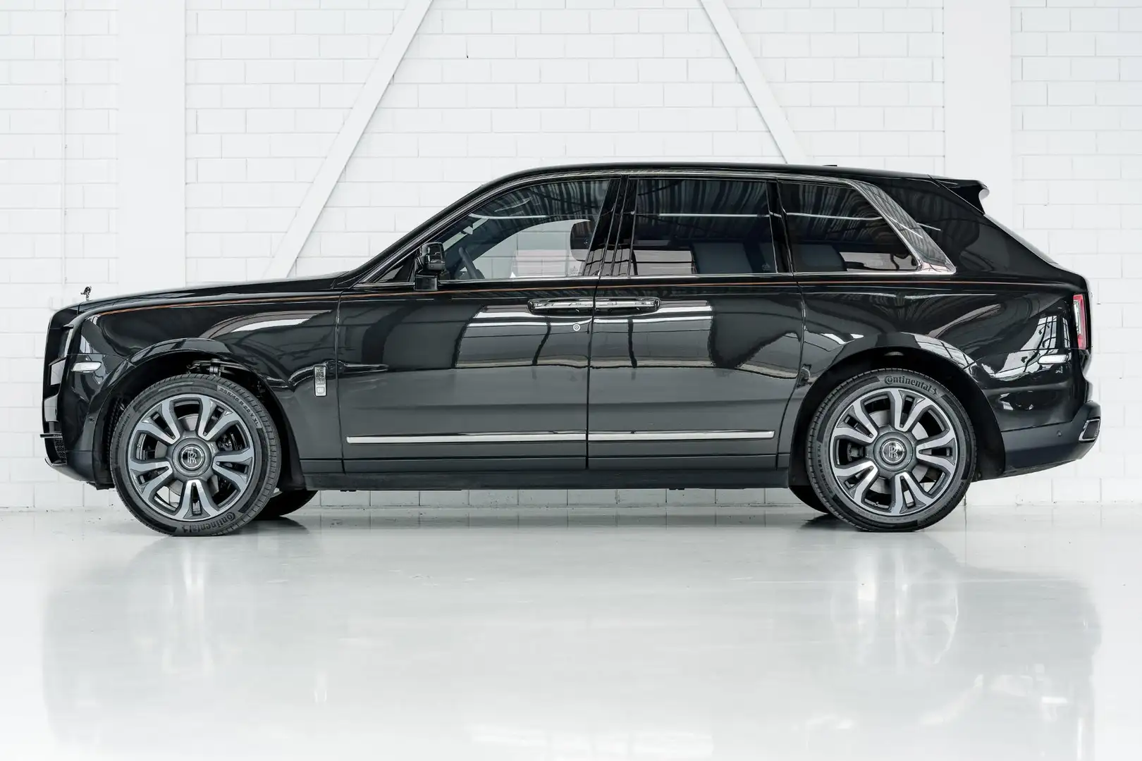 Rolls-Royce Cullinan | Bespoke | 4 Seats | Glass Partition | Theatre | Schwarz - 2