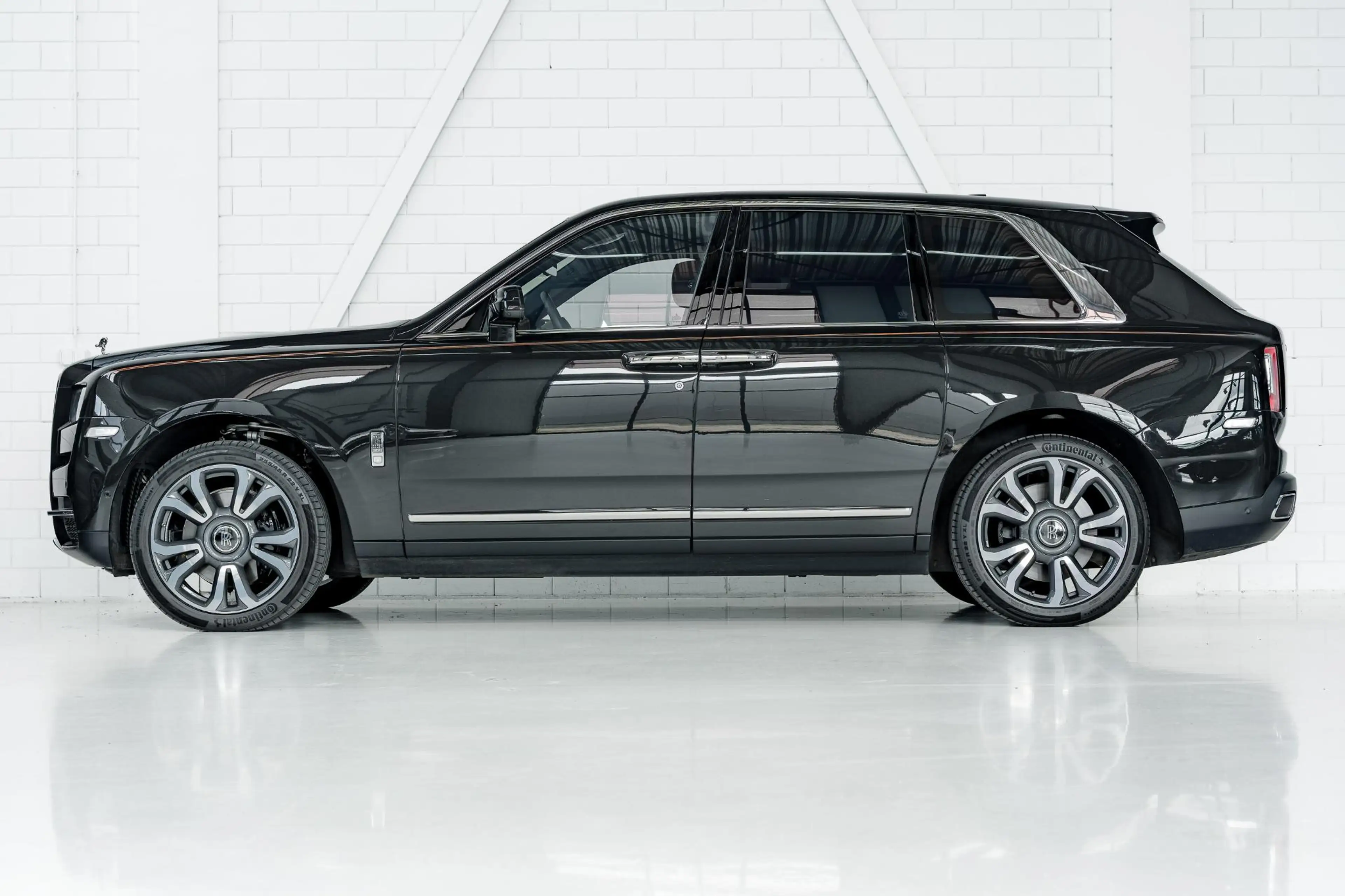 Rolls-Royce Cullinan | Bespoke | 4 Seats | Glass Partition | Theatre | — photo 2