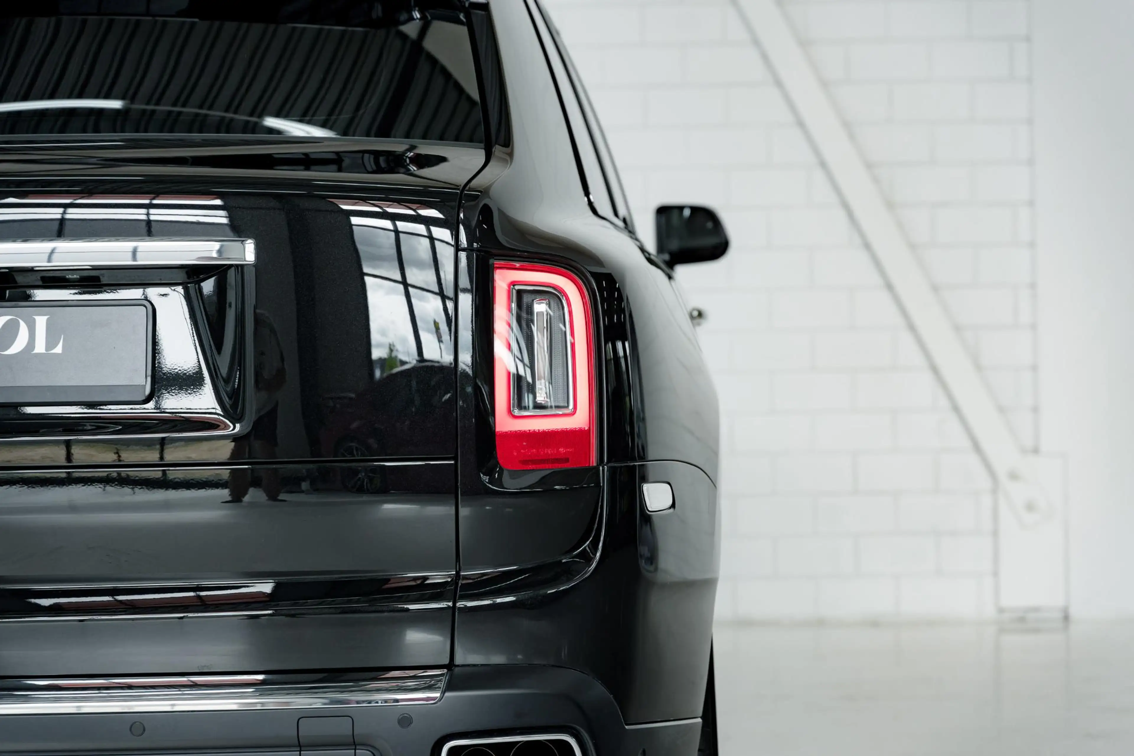 Rolls-Royce Cullinan | Bespoke | 4 Seats | Glass Partition | Theatre | — photo 8