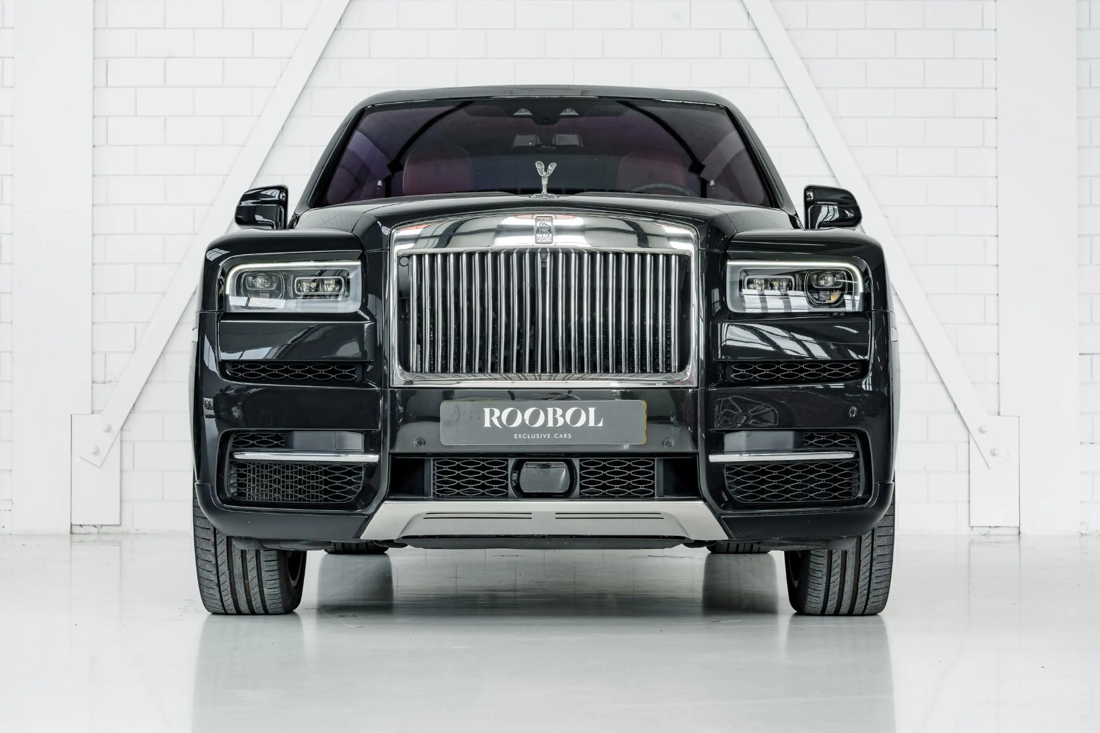 Rolls-Royce Cullinan | Bespoke | 4 Seats | Glass Partition | Theatre | — photo 19