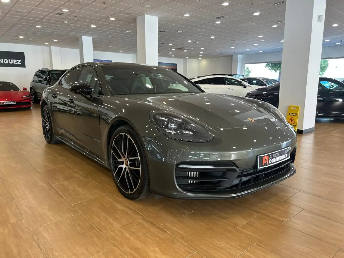 Porsche Panamera 4 E-Hybrid Platinum Edition Aut. Grijs - 2