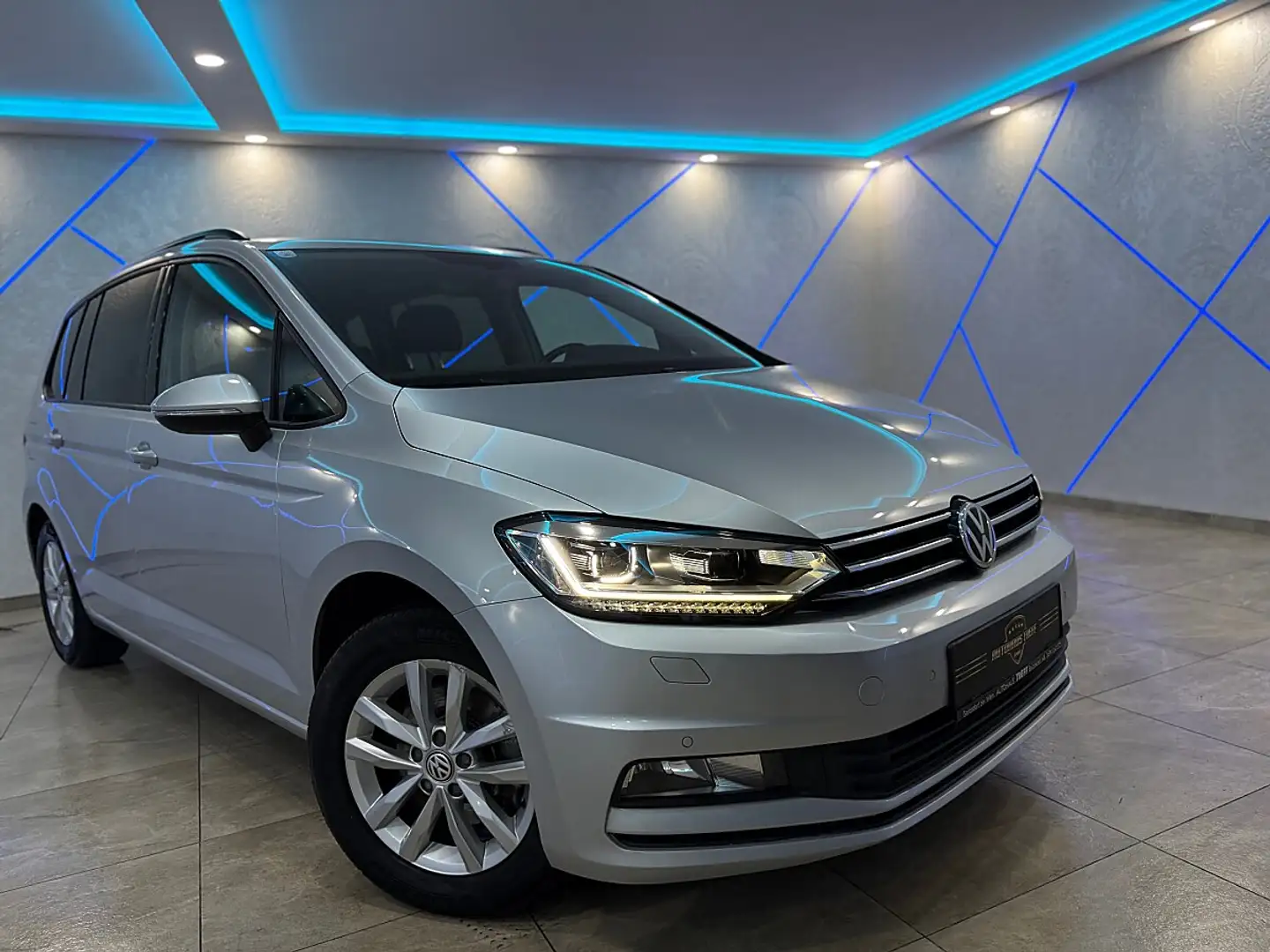 Volkswagen Touran Comfortline 1,6 SCR TDI DSG*ACC*KAMERA*AHK*LED* Silber - 2