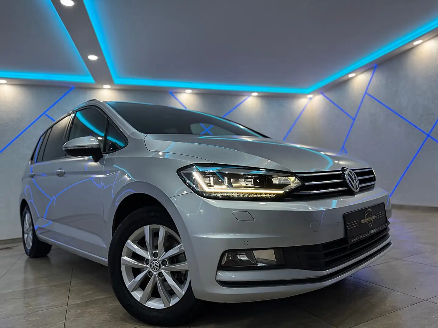 Volkswagen Touran Comfortline 1,6 SCR TDI DSG*ACC*KAMERA*AHK*LED* Silber - 1