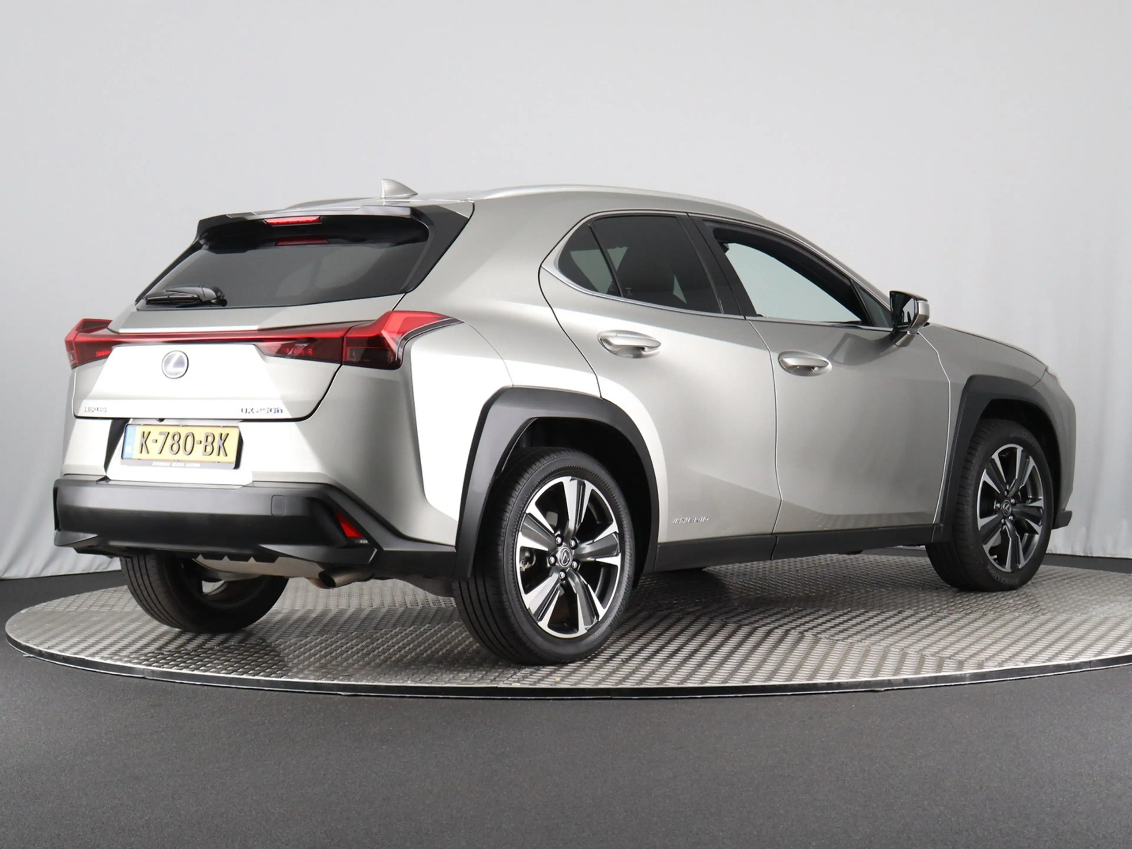 Lexus UX 250h F Sport Line (Camera / ACC / Stoelverw. / Carplay) — photo 2