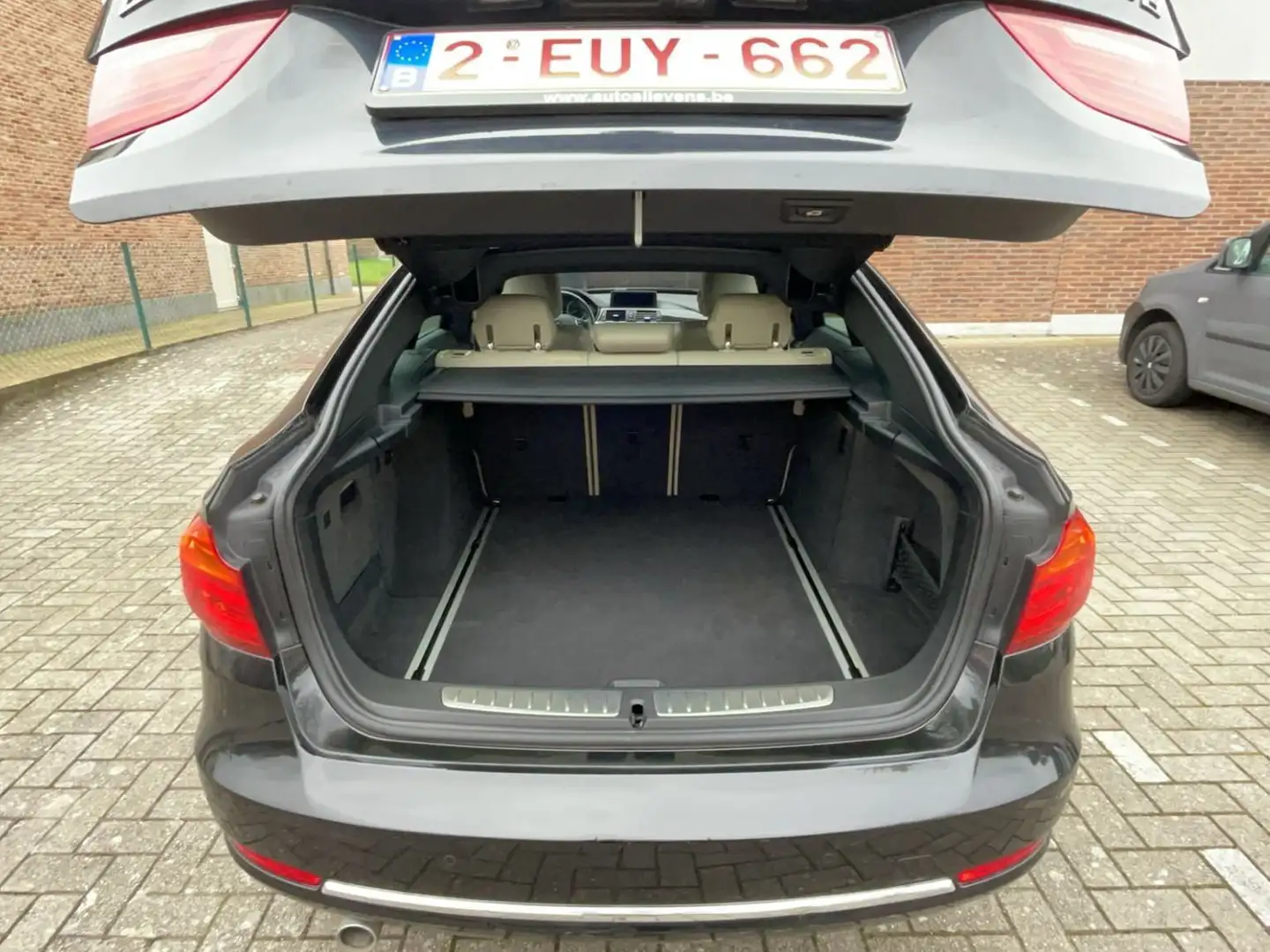 BMW 318 318d GT Aut. Luxury Line Zwart - 2