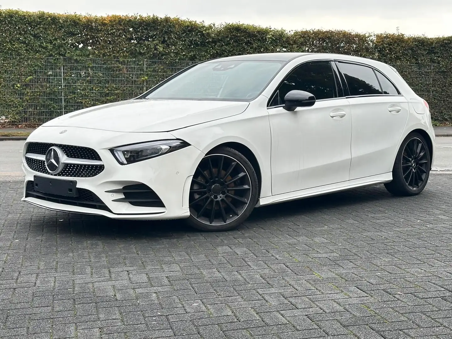Mercedes-Benz A 200 AMG Line LED-Kamera-Leder-MBUX-Spur-ACC- Weiß - 2