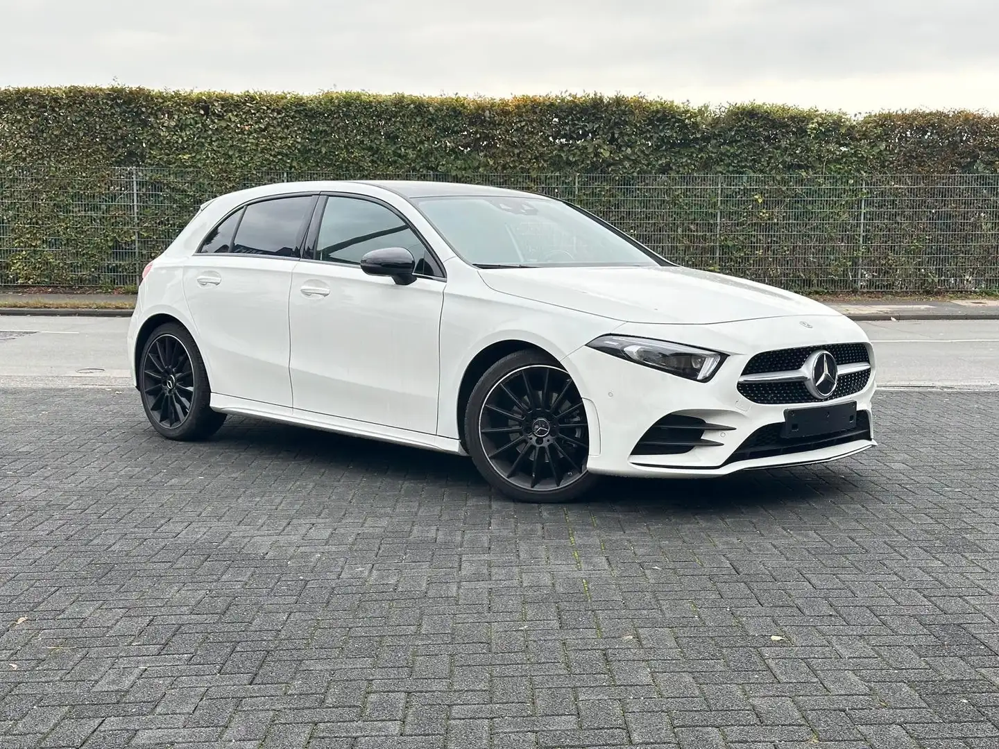 Mercedes-Benz A 200 AMG Line LED-Kamera-Leder-MBUX-Spur-ACC- Weiß - 1