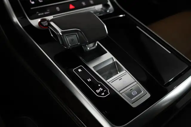 Audi SQ8 view 23