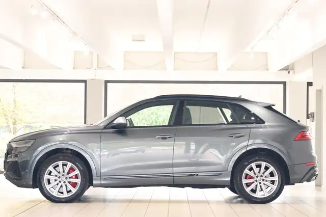Audi SQ8 view 5