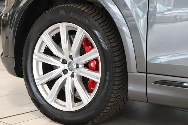 Audi SQ8 view 6