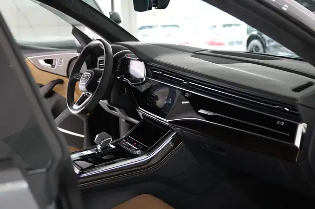Audi SQ8 view 24