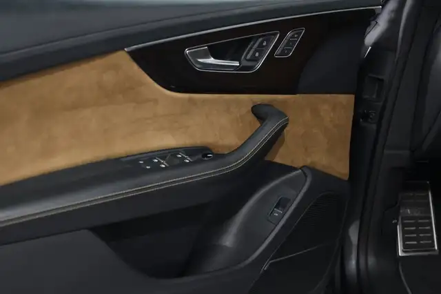 Audi SQ8 view 7