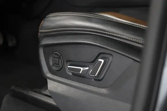 Audi SQ8 view 11