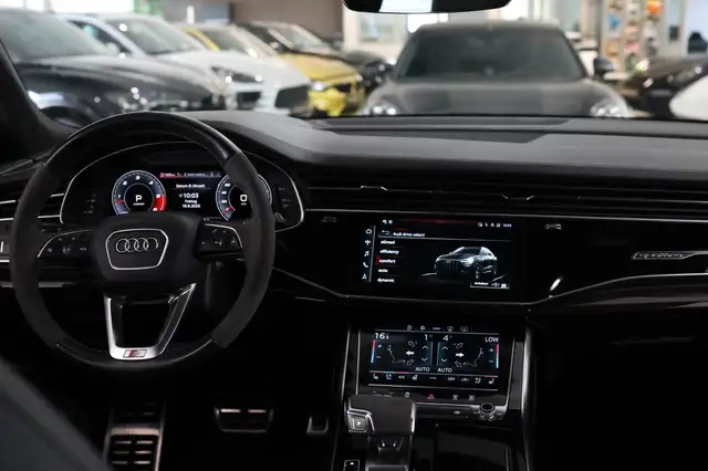 Audi SQ8 view 30