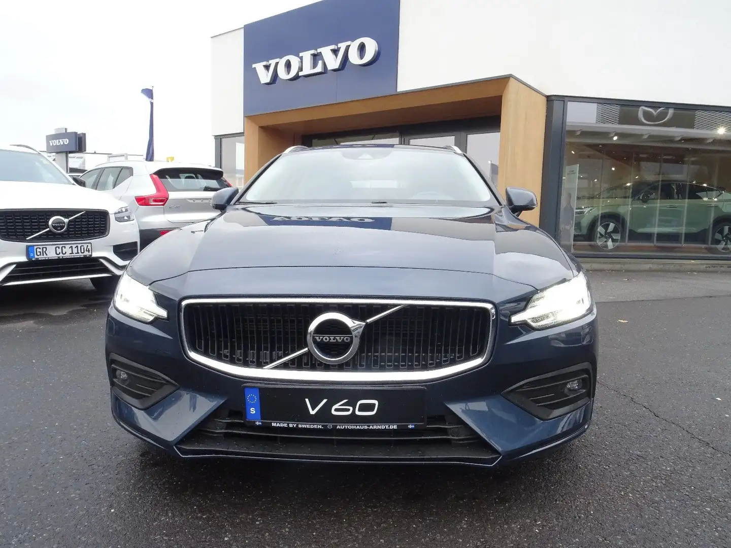 Volvo V60 B4  Momentum Pro Blau - 1