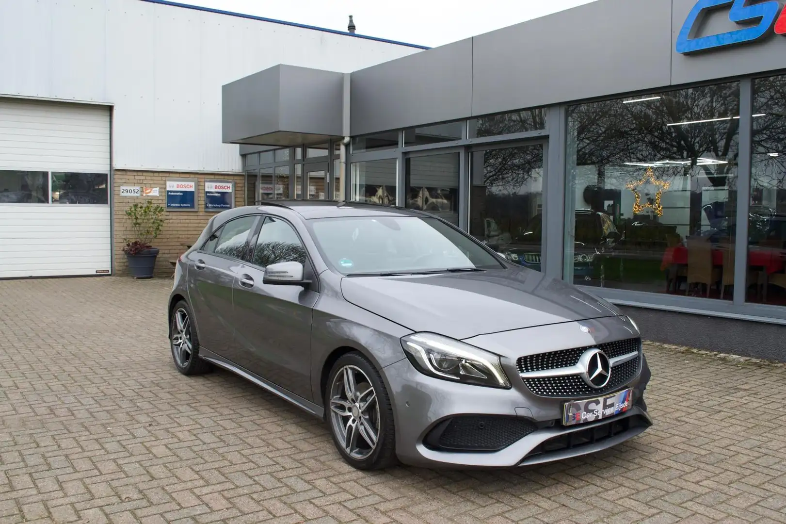 Mercedes-Benz A 180 Ambition Automaat Panorama-dak 18" LM Velgen Gris - 1