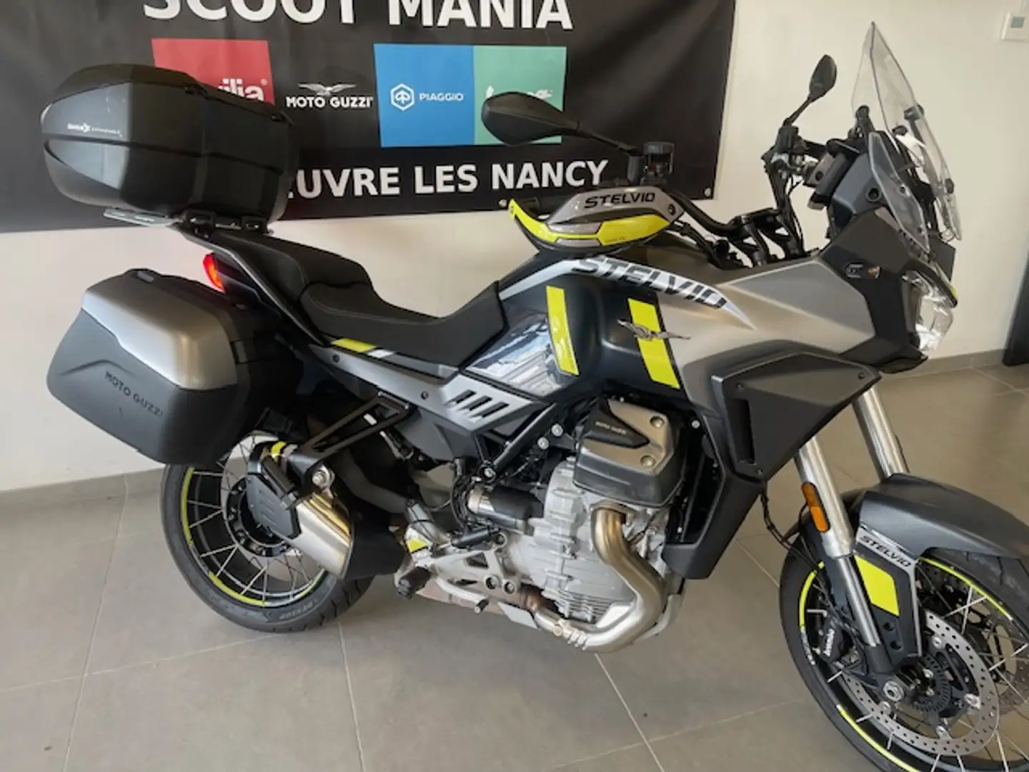 Moto Guzzi Stelvio Negru - 2
