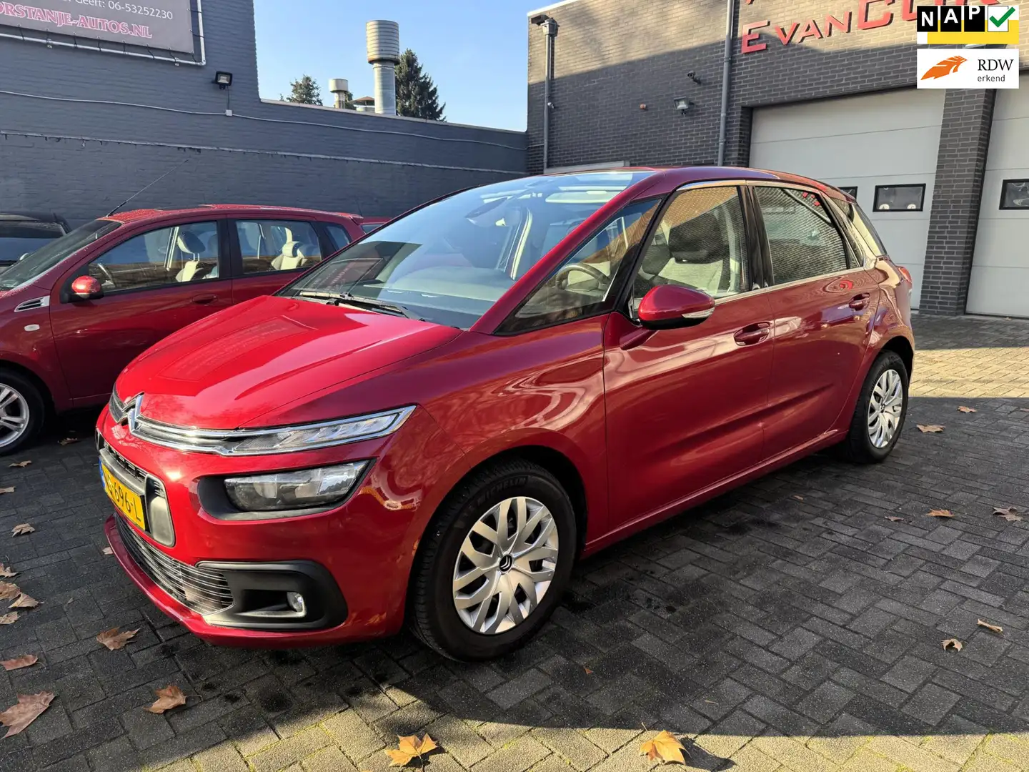 Citroen C4 Picasso 1.2 PureTech Selection Rood - 1
